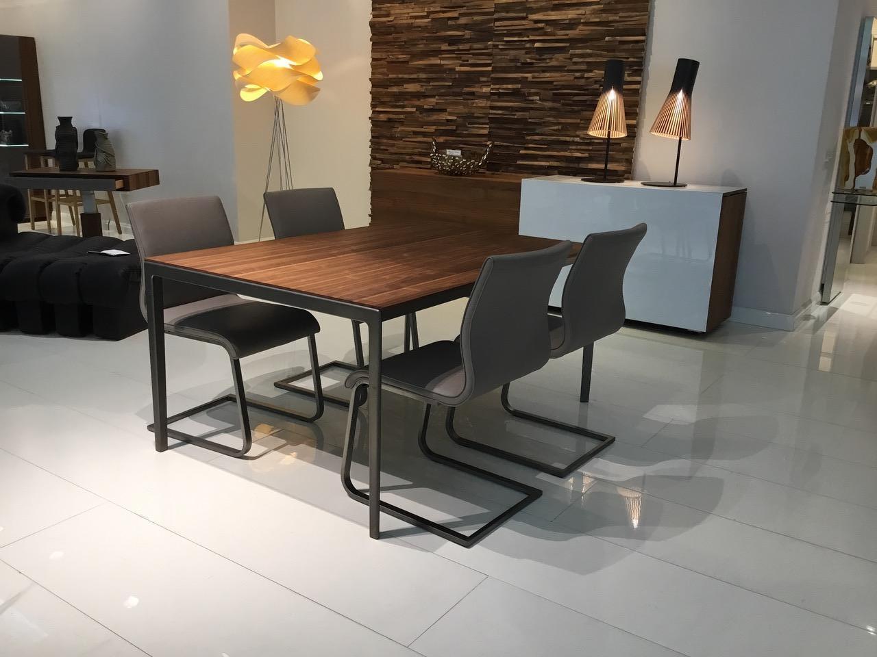 XXIe siècle et contemporain Table de salle à manger à rallonge en bois de noyer et métal bronze en vente