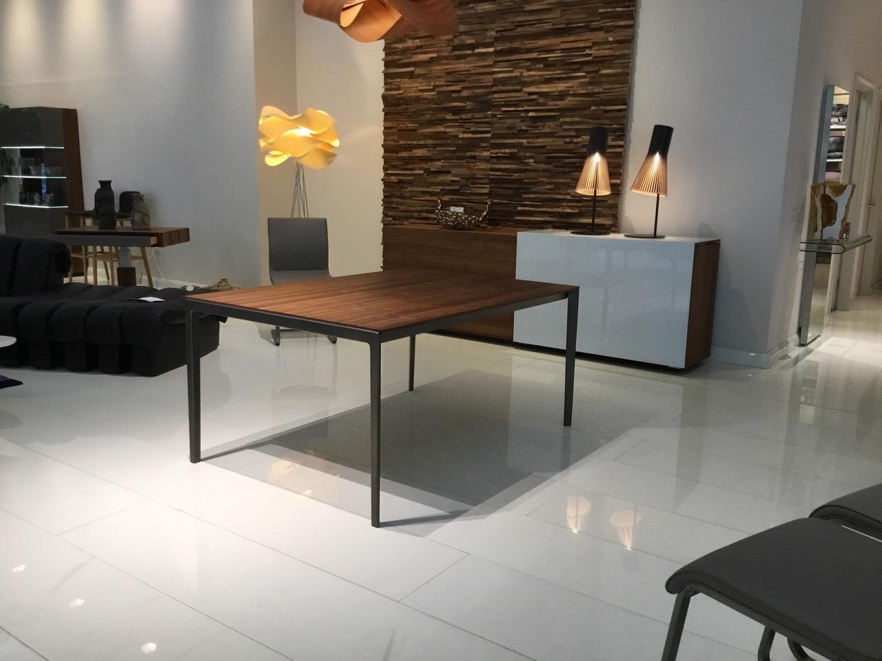 Métal Table de salle à manger à rallonge en bois de noyer et métal bronze en vente