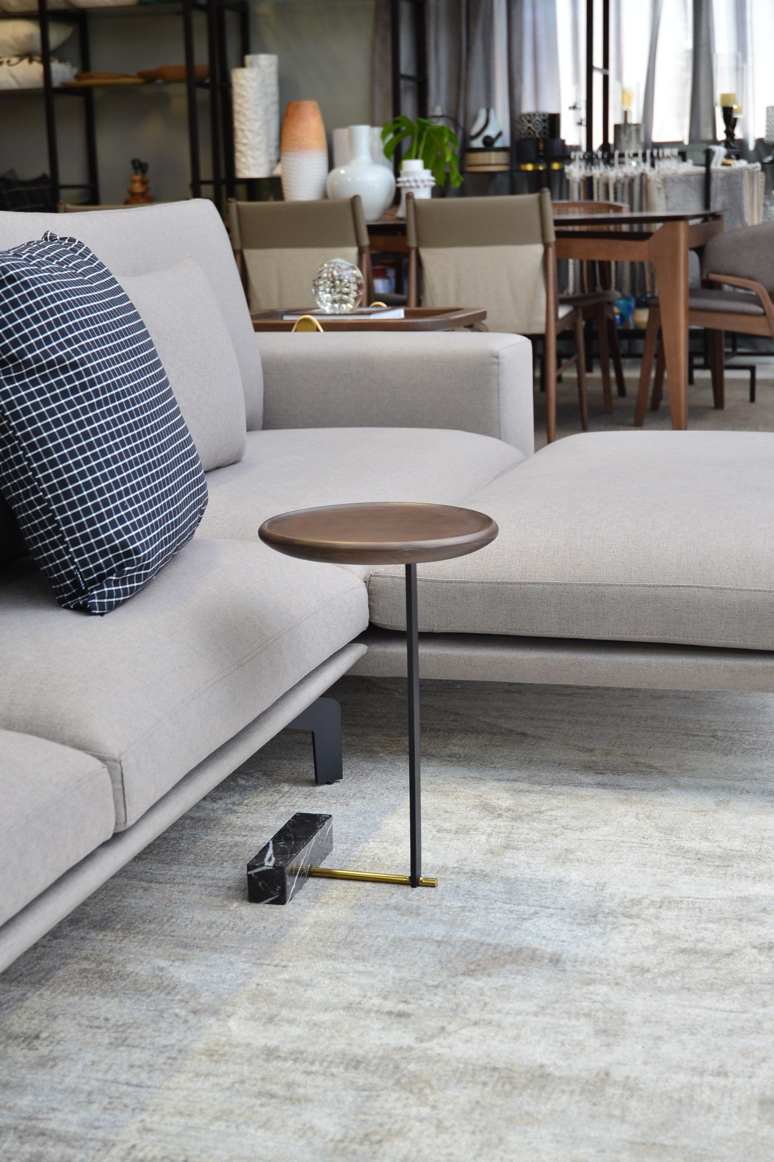 Side table with a lot of charm, a base with Carrara marble, a black rod and a beautiful walnut wood top to add elegance to your room. 

Item Details:
Top: Walnut
Stem: Black
Base: Marble Carrara

NOTE: THE IMAGES ARE ILLUSTRATIVE, THE FINISHES ARE