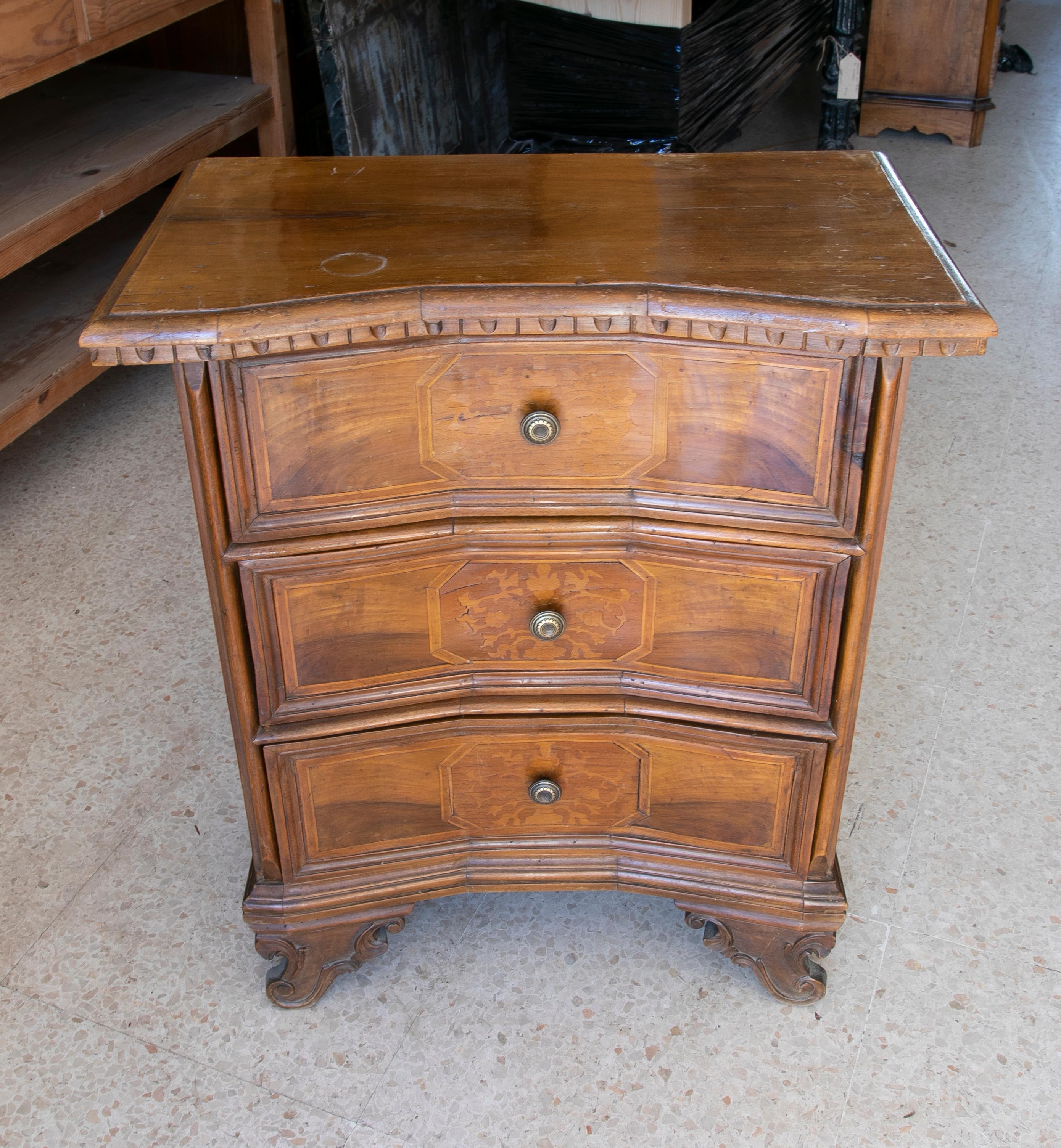 Walnut Wood Chest with Inlays and Three Drawers In Good Condition For Sale In Marbella, ES