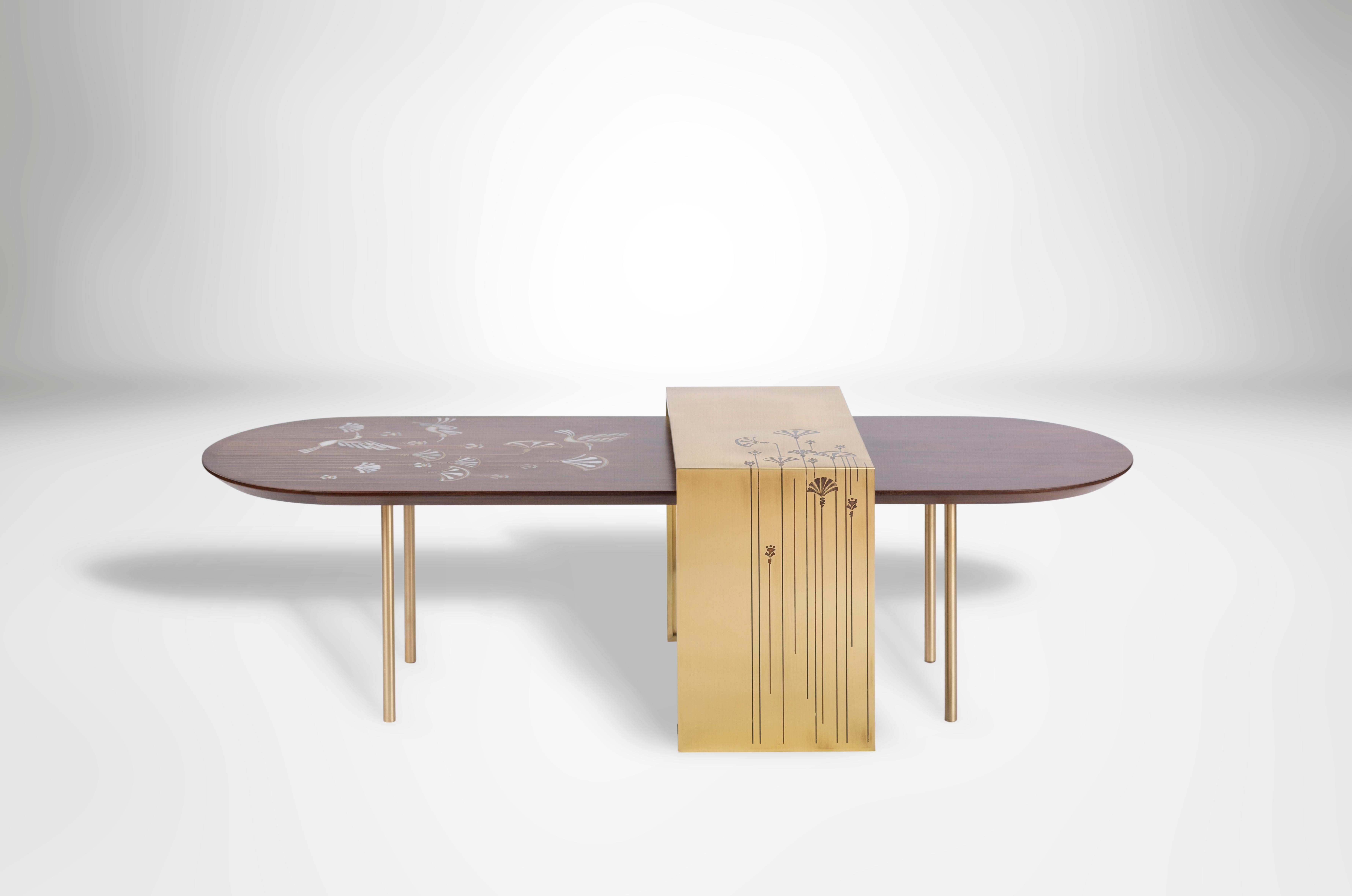 Moderne Table basse en bois de noyer incrusté à la main de laiton et d'art de la nacre en vente