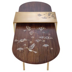 Table basse en bois de noyer incrusté à la main de laiton et d'art de la nacre