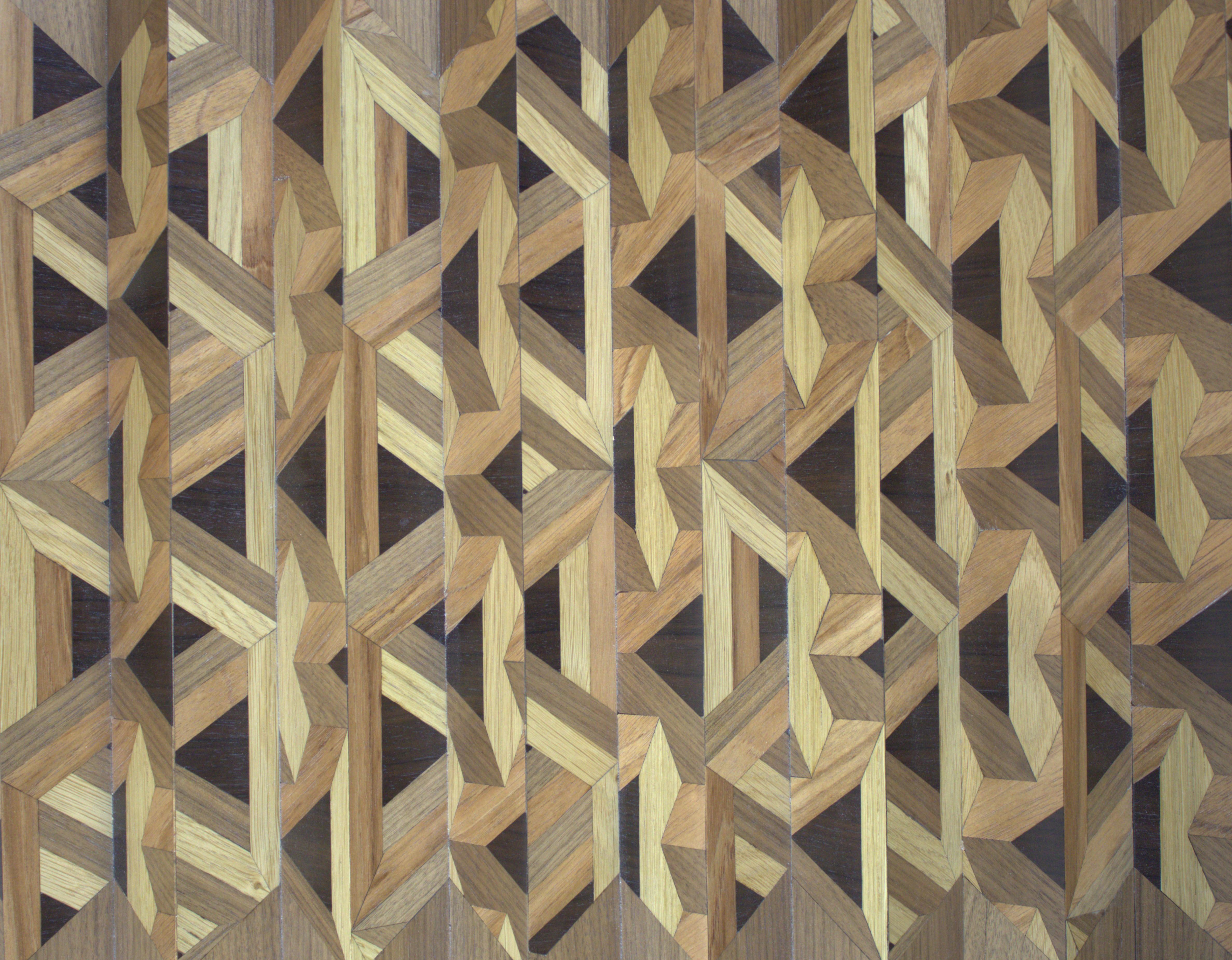 Table basse en bois de noyer motif de triangles The Netherlands By Sordile en vente 7