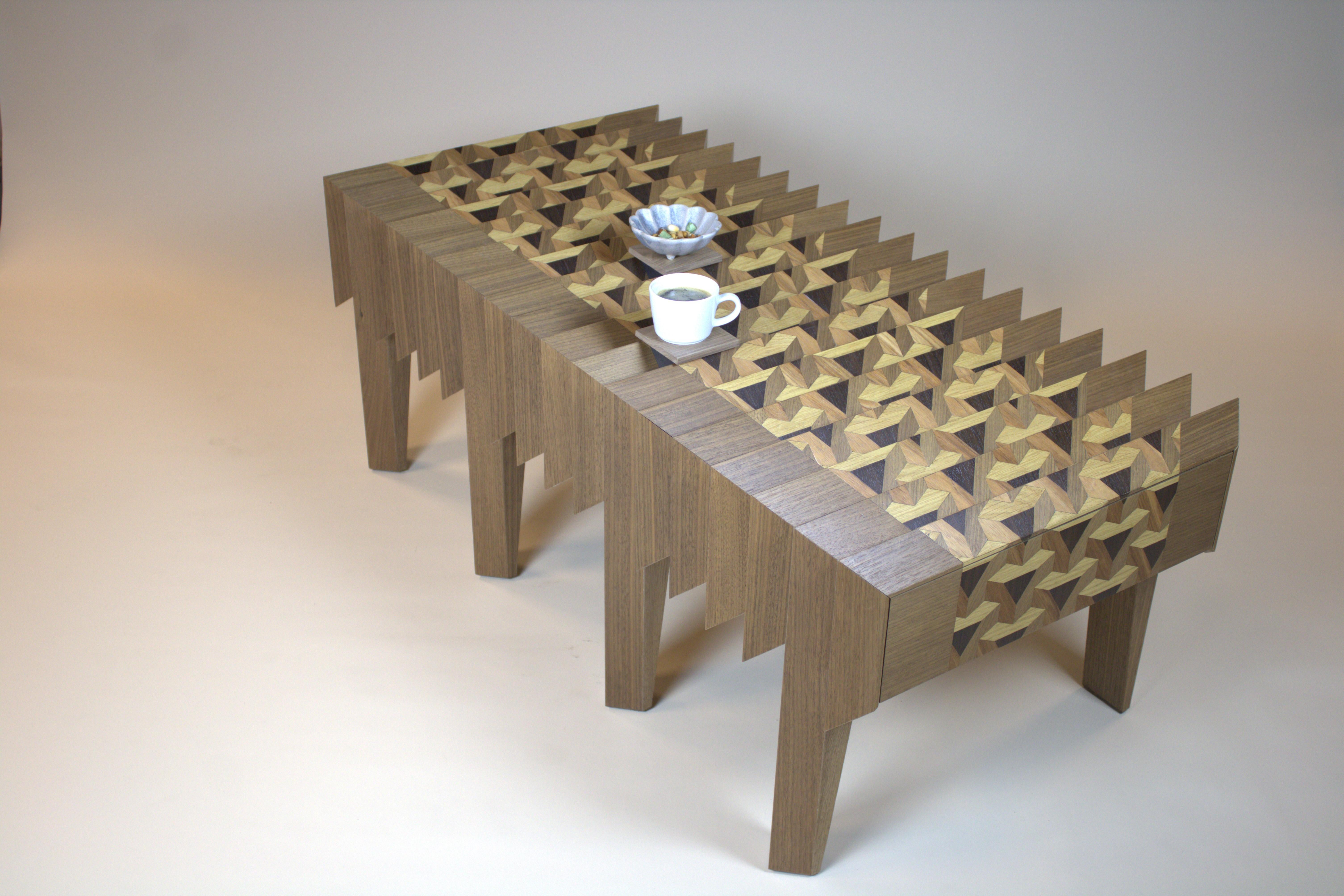 Table basse en bois de noyer motif de triangles The Netherlands By Sordile Bon état - En vente à DE MEERN, UT