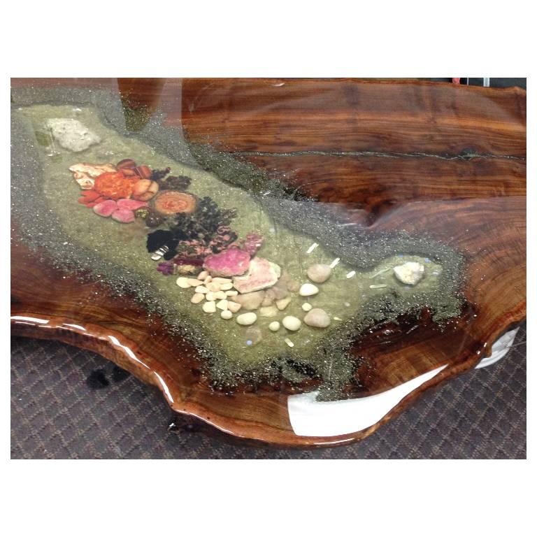 XXIe siècle et contemporain Table basse Claro en bois de noyer Incrustation de pierres précieuses en quartz Base en lucite par Danna Weiss en vente