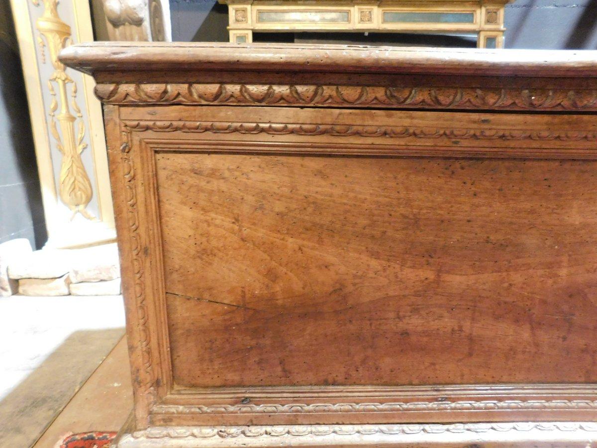 Noyer Coffre à provisions en Wood Wood, sculpté de pattes de lion, Italie en vente