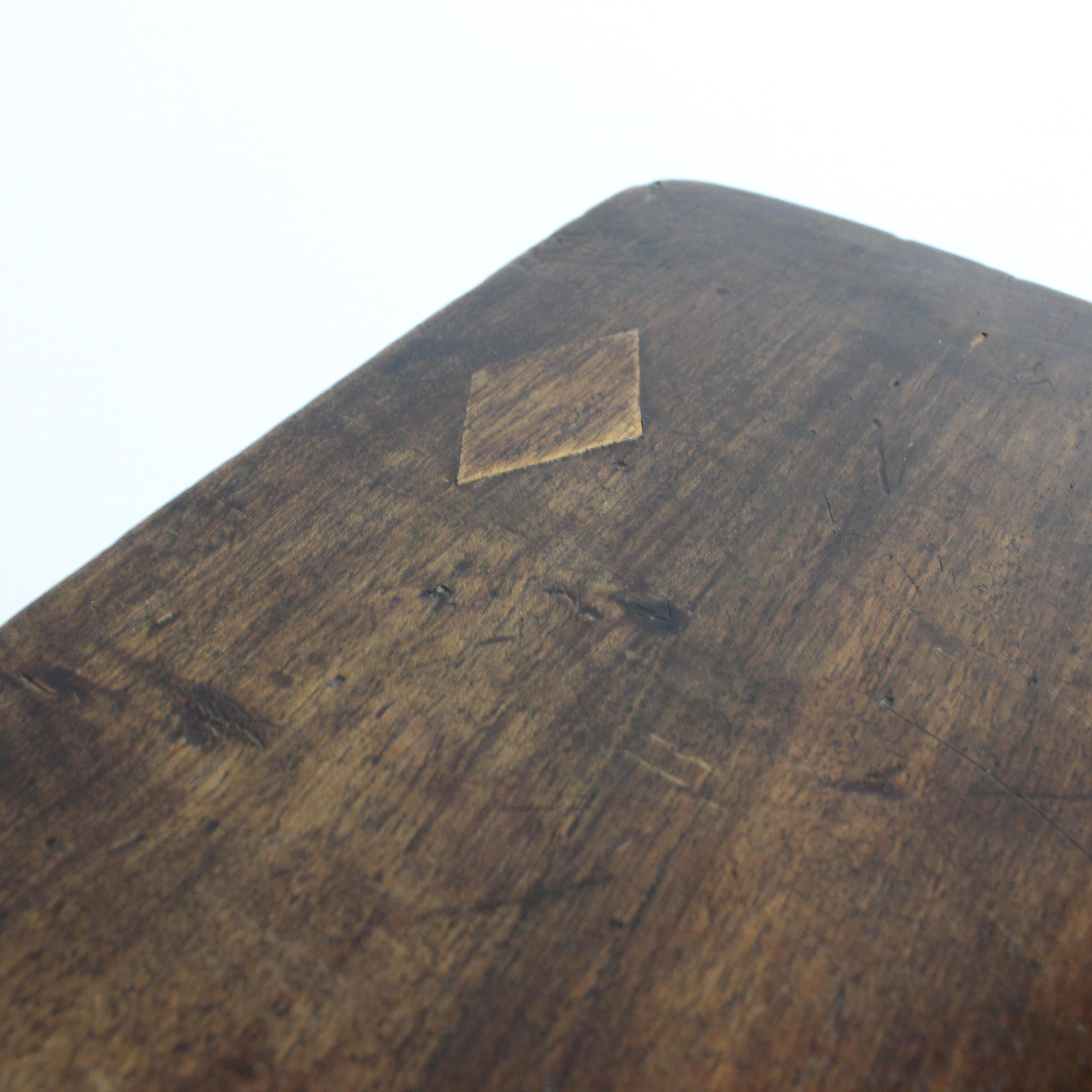 Podiumstisch aus Nussbaumholz mit geschnitztem Basreliefdekor mit Pflanzenmotiven - 17. (Spanisch) im Angebot