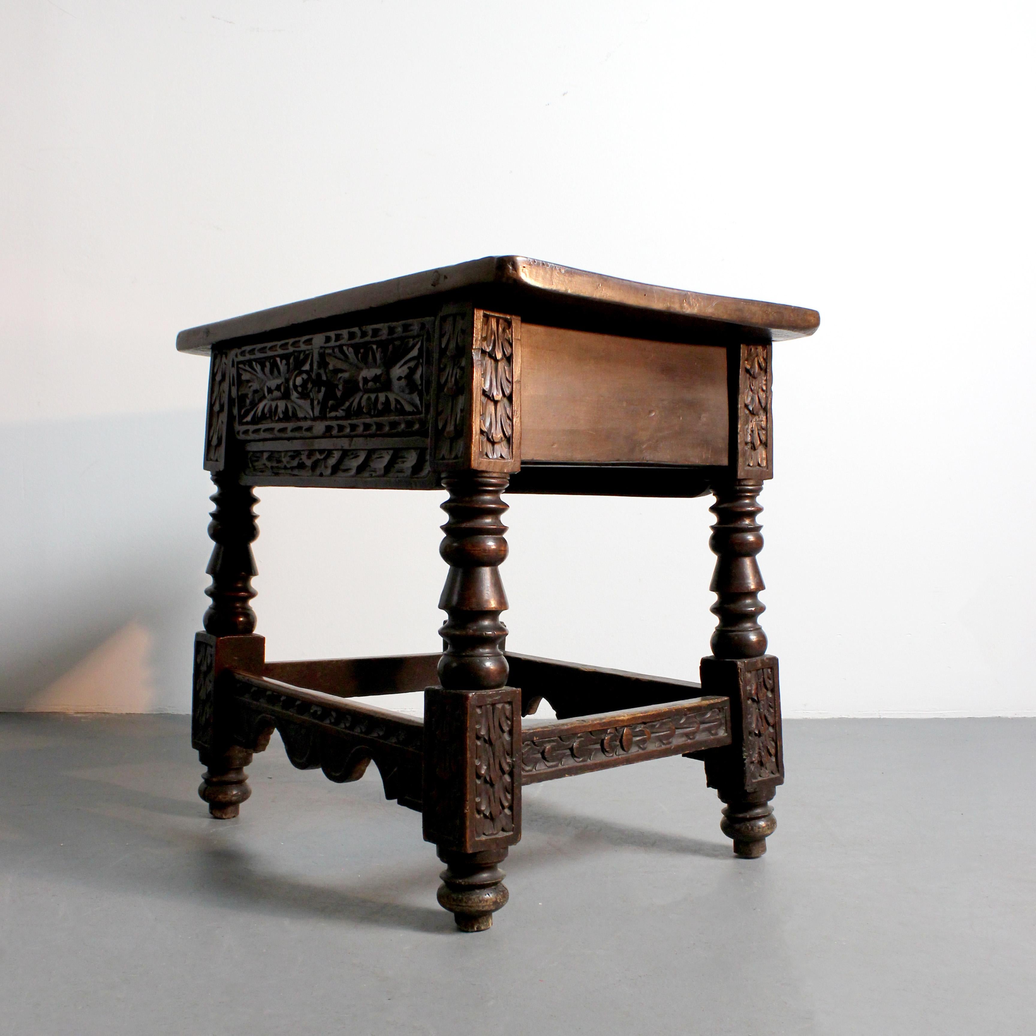 Podiumstisch aus Nussbaumholz mit geschnitztem Basreliefdekor mit Pflanzenmotiven - 17. im Zustand „Gut“ im Angebot in Madrid, España