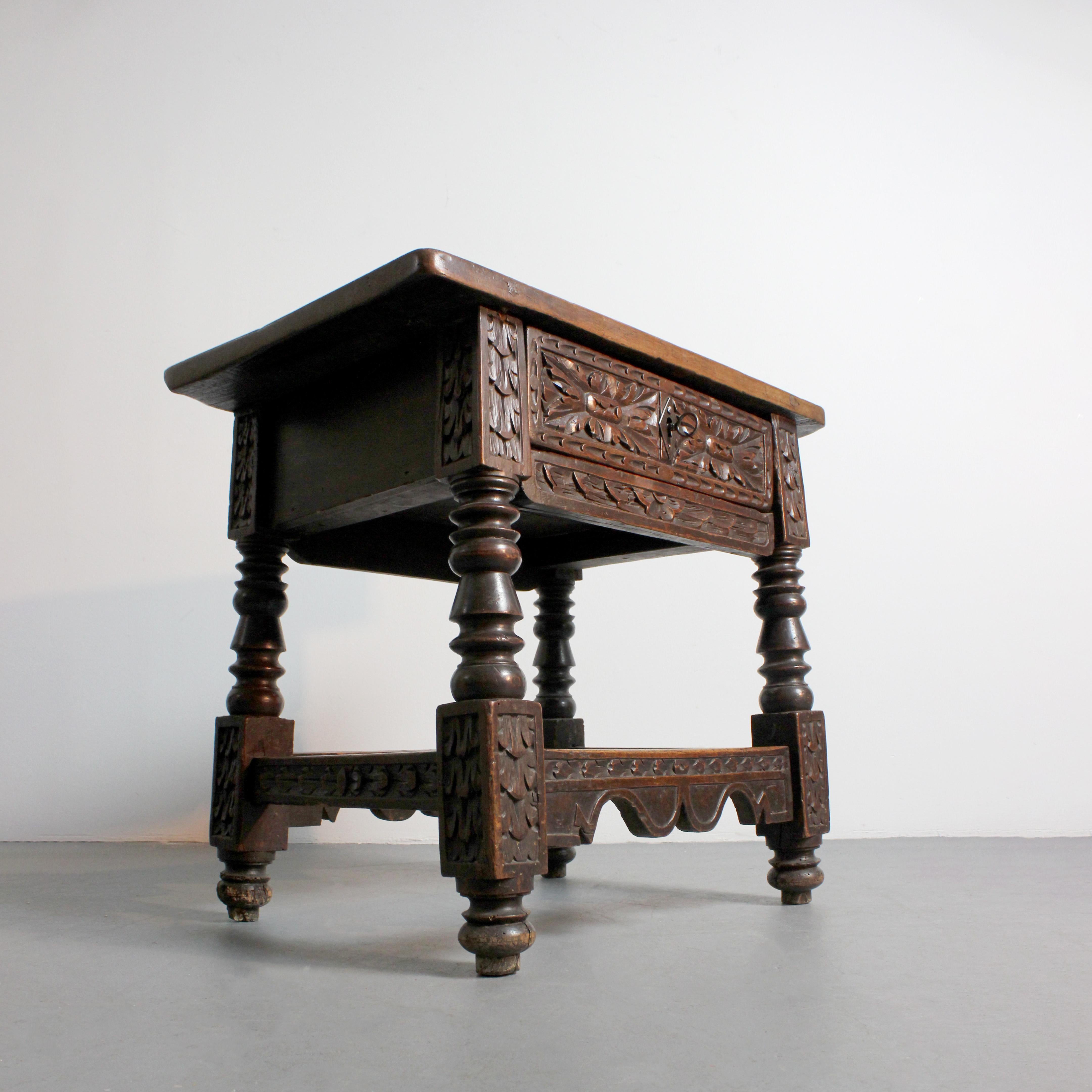 Podiumstisch aus Nussbaumholz mit geschnitztem Basreliefdekor mit Pflanzenmotiven - 17. (18. Jahrhundert und früher) im Angebot