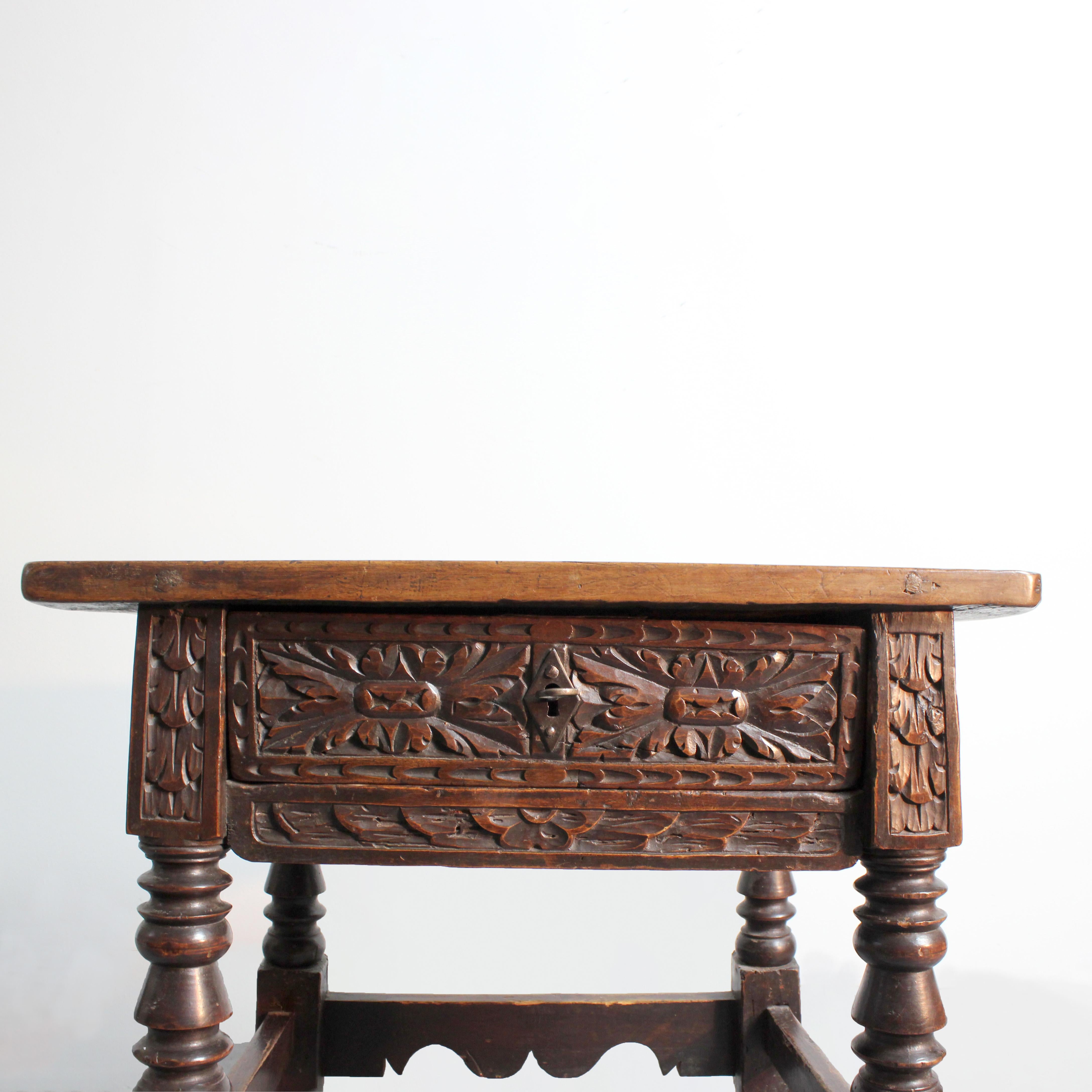 Podiumstisch aus Nussbaumholz mit geschnitztem Basreliefdekor mit Pflanzenmotiven - 17. (Walnuss) im Angebot
