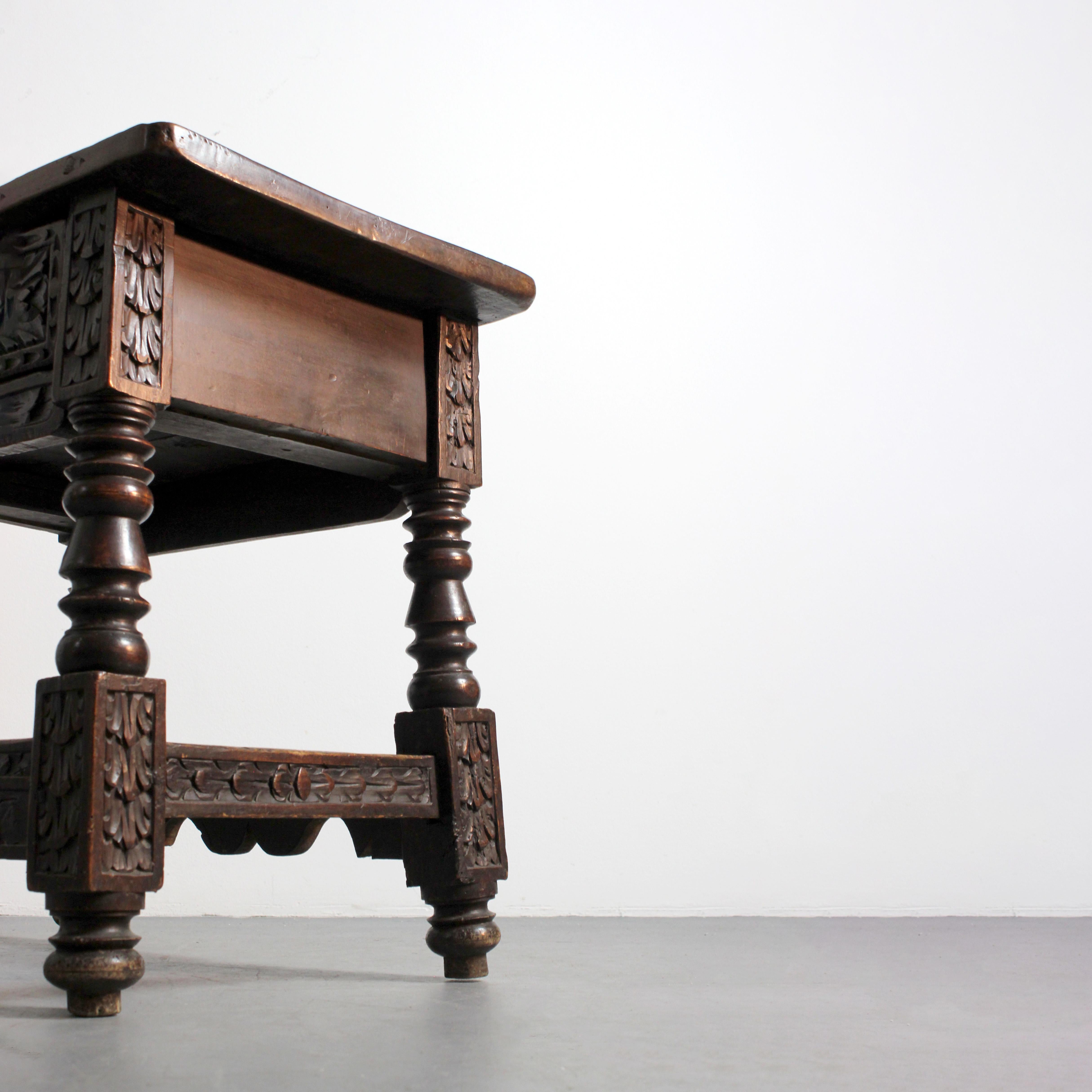 Podiumstisch aus Nussbaumholz mit geschnitztem Basreliefdekor mit Pflanzenmotiven - 17. im Angebot 1