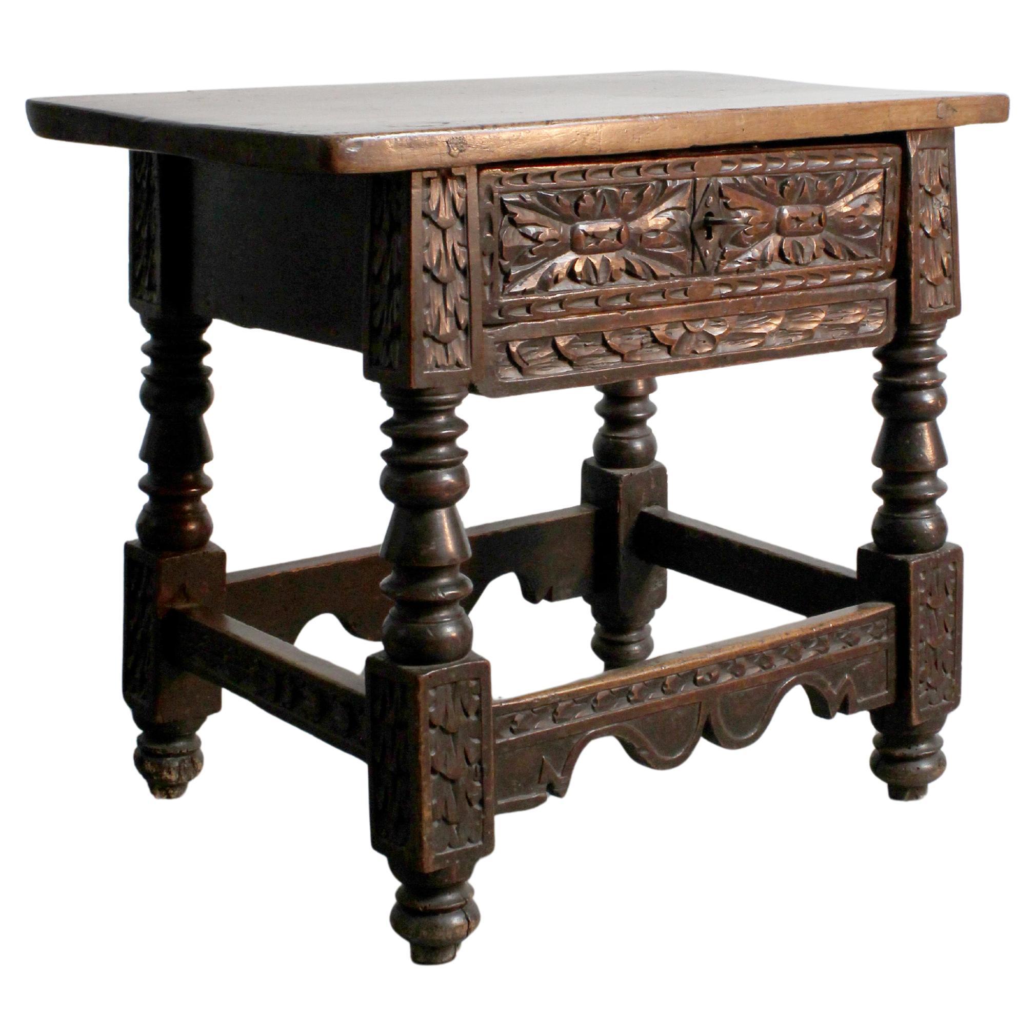 Podiumstisch aus Nussbaumholz mit geschnitztem Basreliefdekor mit Pflanzenmotiven - 17. im Angebot