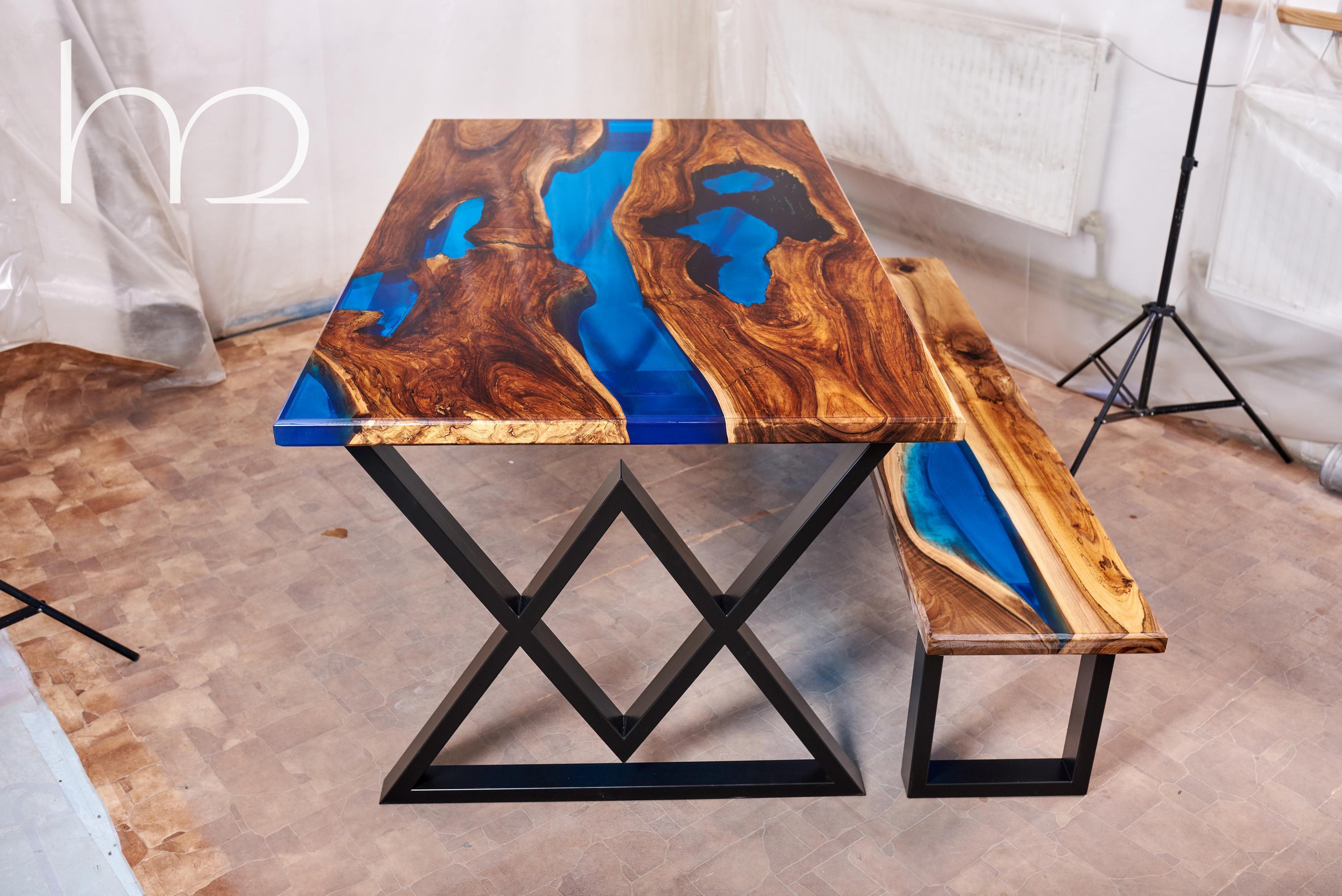 Arts and Crafts Table de salle à manger en bois de noyer Tables de salle à manger à bord vif Table moderne en résine faite à la main  en vente