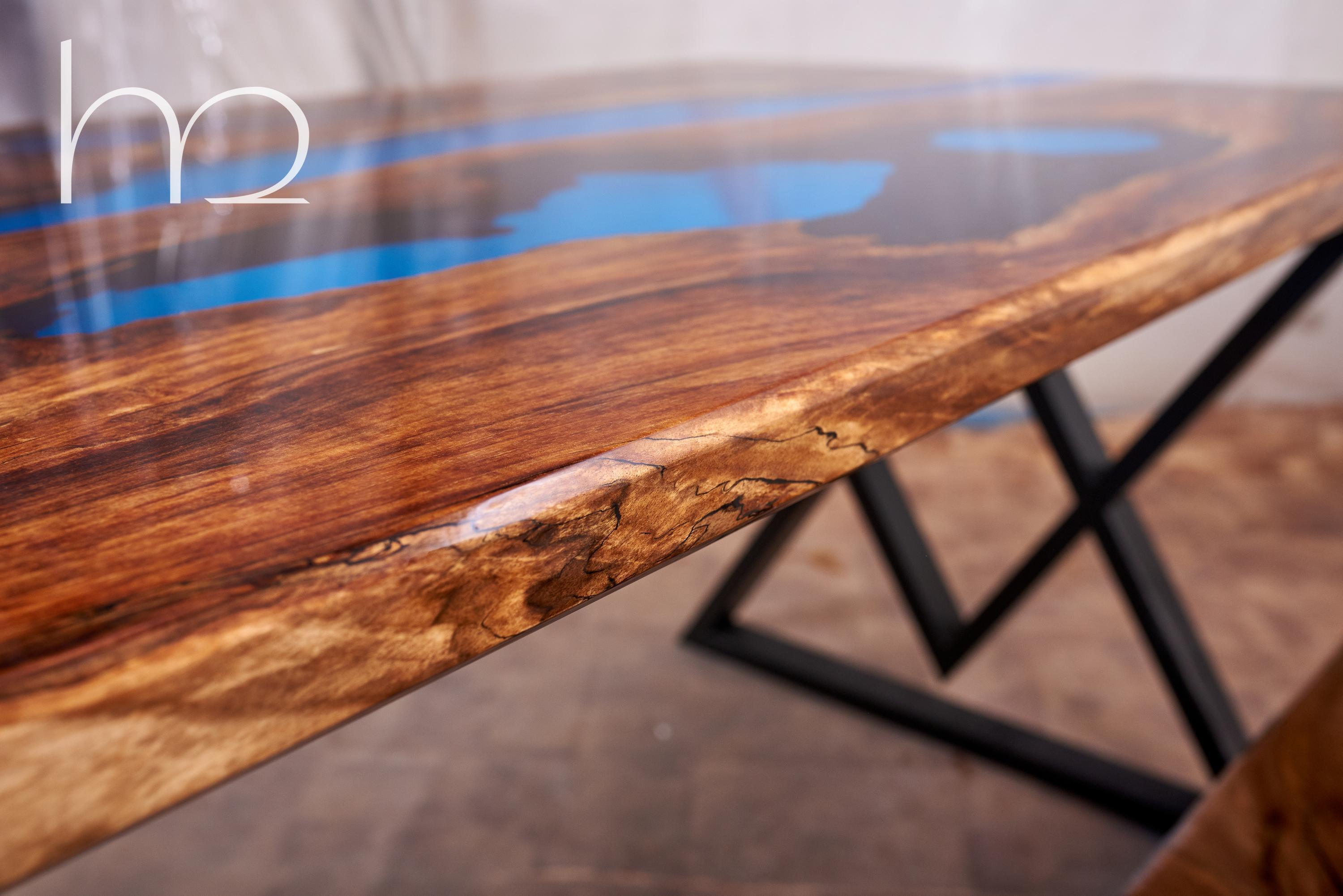 Table de salle à manger en bois de noyer Tables de salle à manger à bord vif Table moderne en résine faite à la main  en vente 1