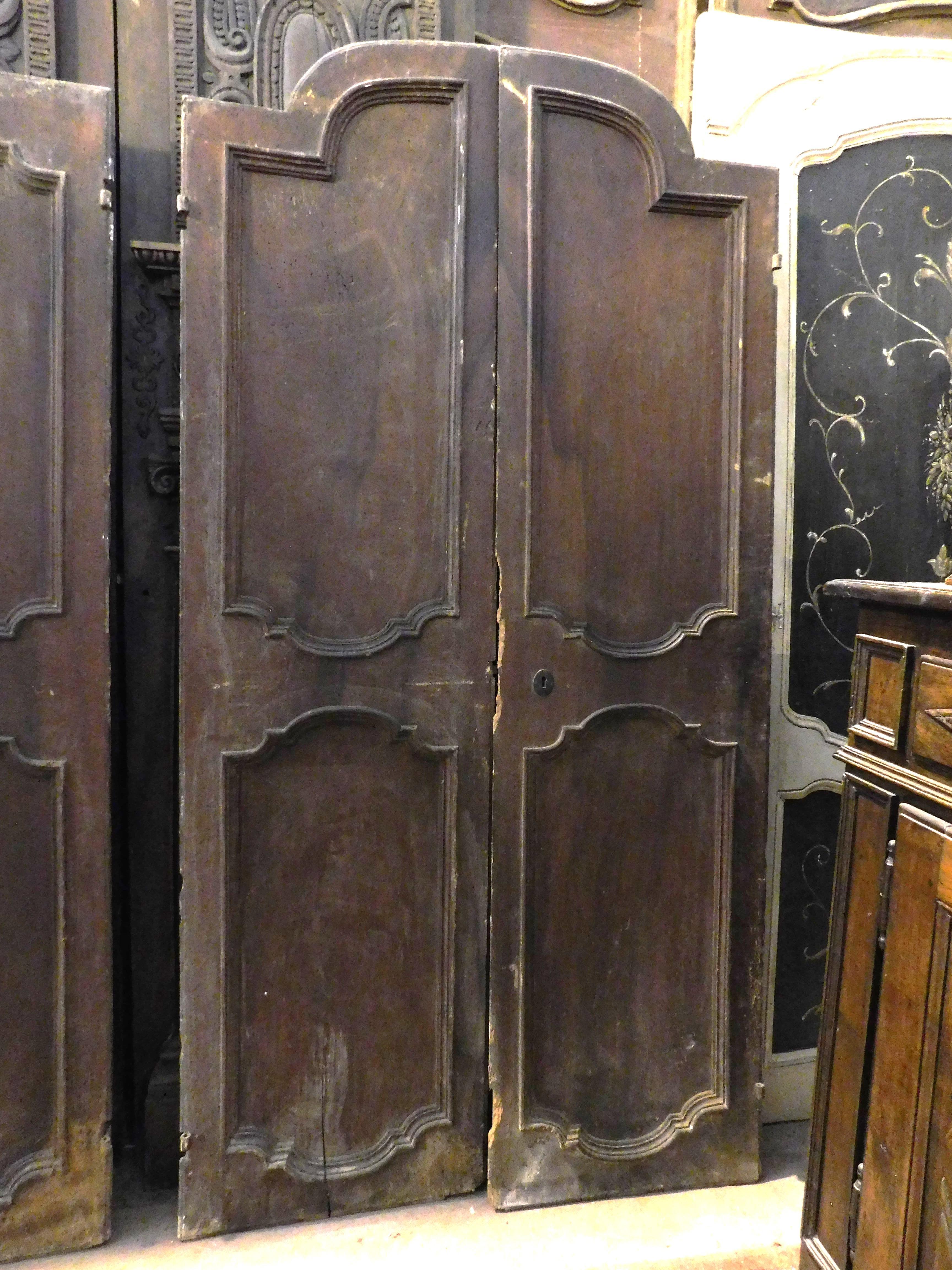Antigua puerta interior de madera maciza de nogal, arqueada en la parte superior, compuesta por dos puertas con paneles tallados, original del siglo XVIII, procedente de Turín (Italia).
Dorso liso, apertura de tirón y sin marco.
Medidas cm An 113 x