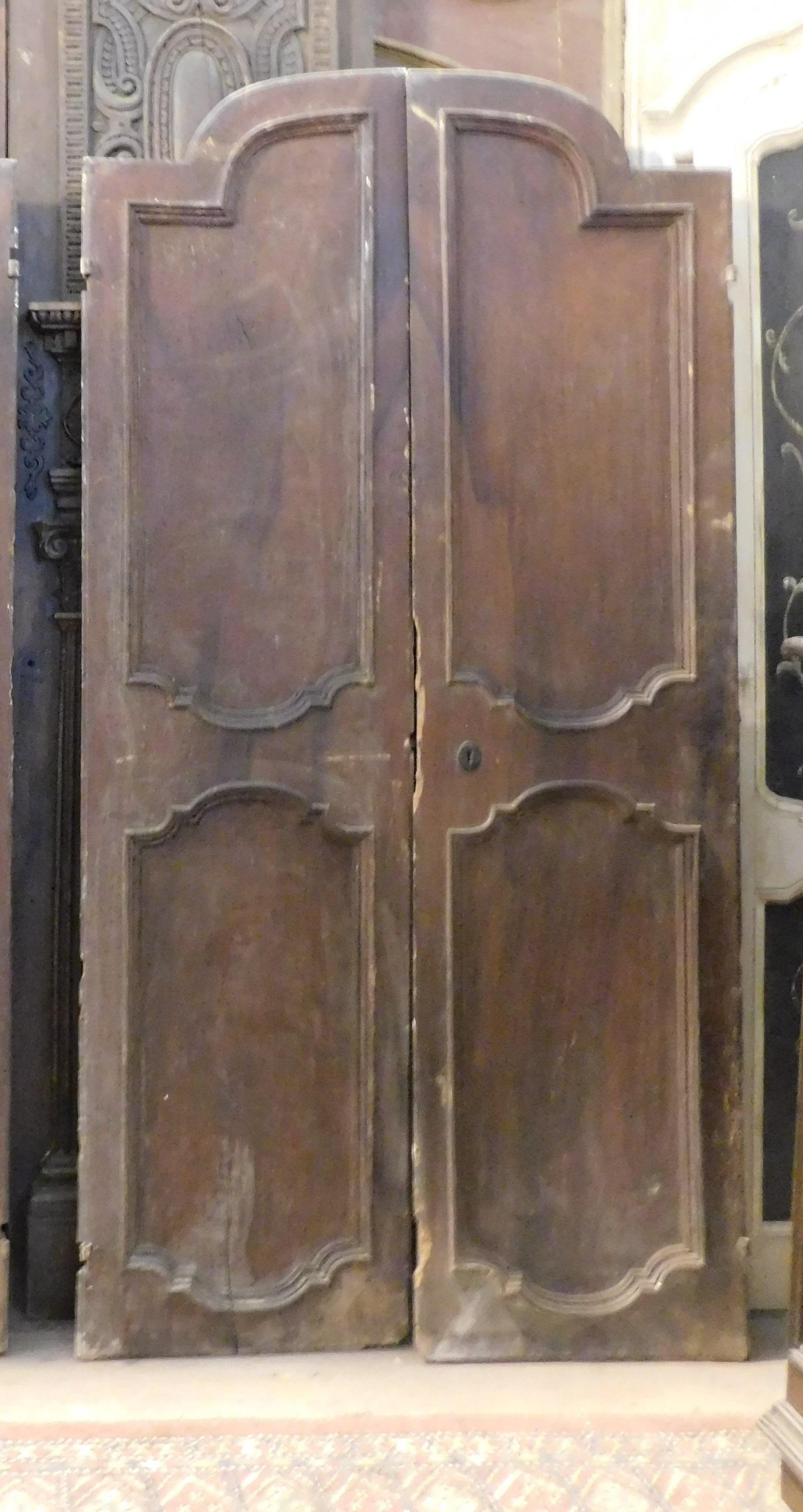 Puerta de madera de nogal arqueada, dos hojas con paneles tallados, Italia Italiano en venta