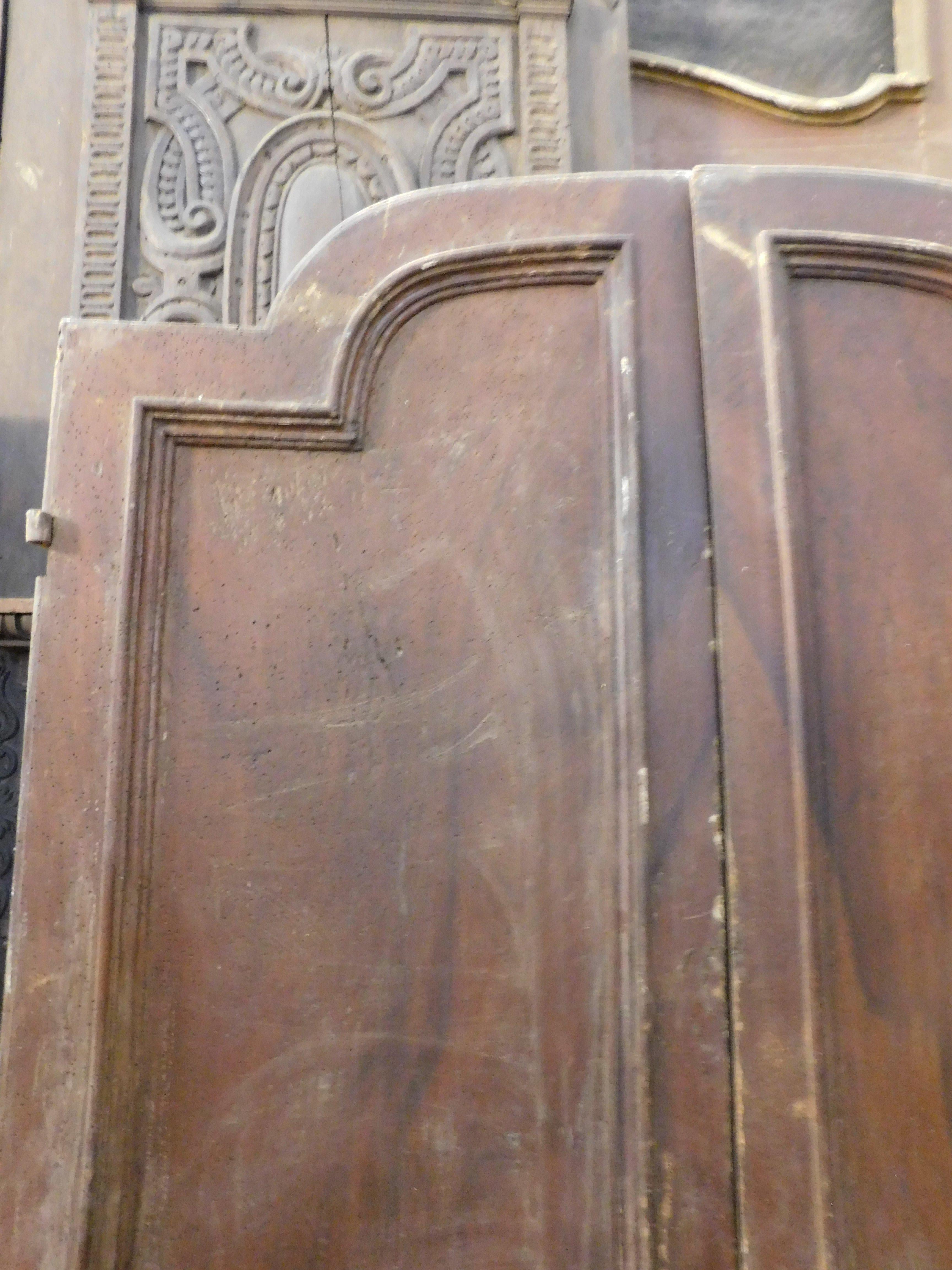 Puerta de madera de nogal arqueada, dos hojas con paneles tallados, Italia en Bueno estado para la venta en Cuneo, Italy (CN)