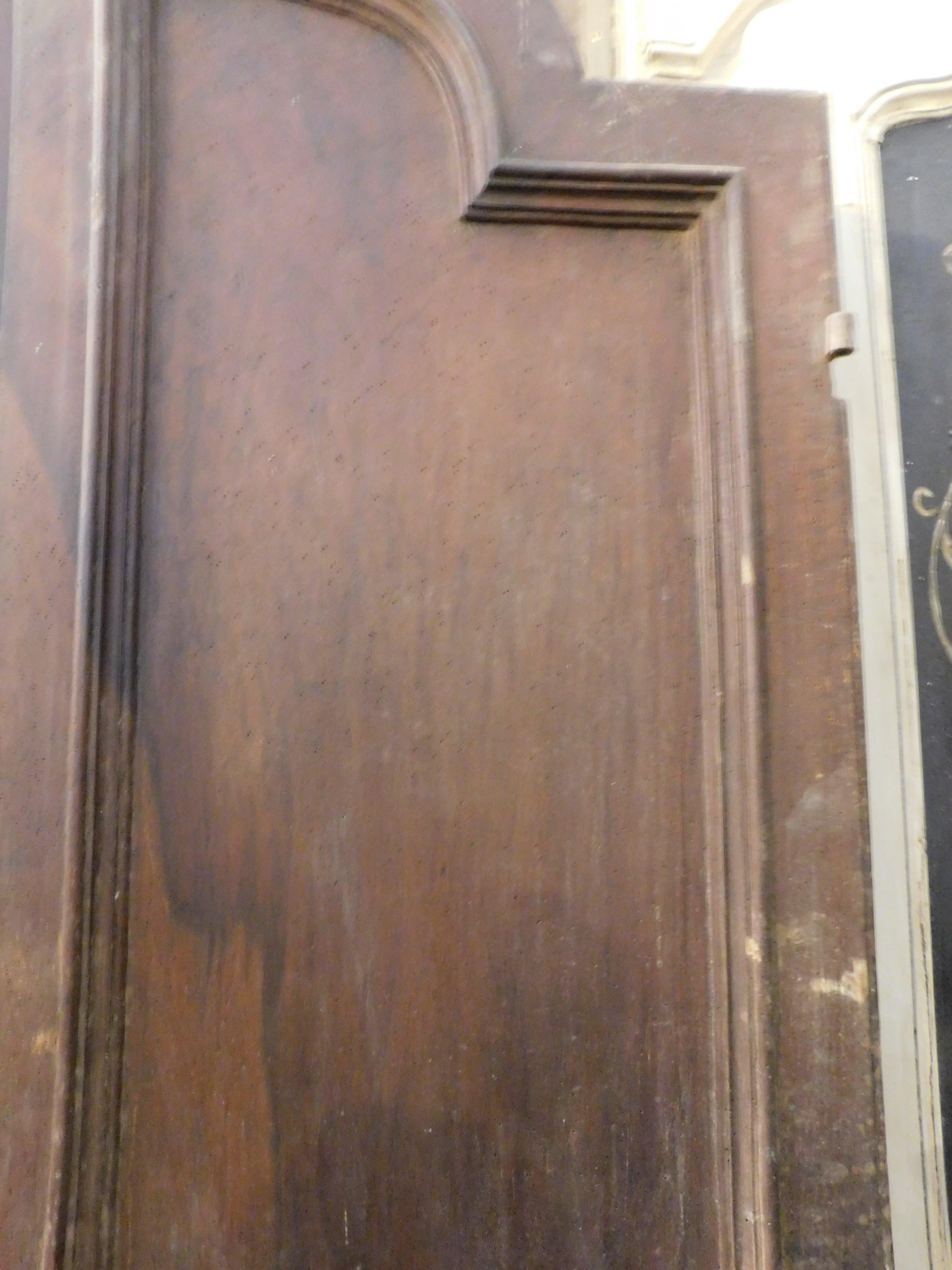 Puerta de madera de nogal arqueada, dos hojas con paneles tallados, Italia siglo XVIII y antes en venta