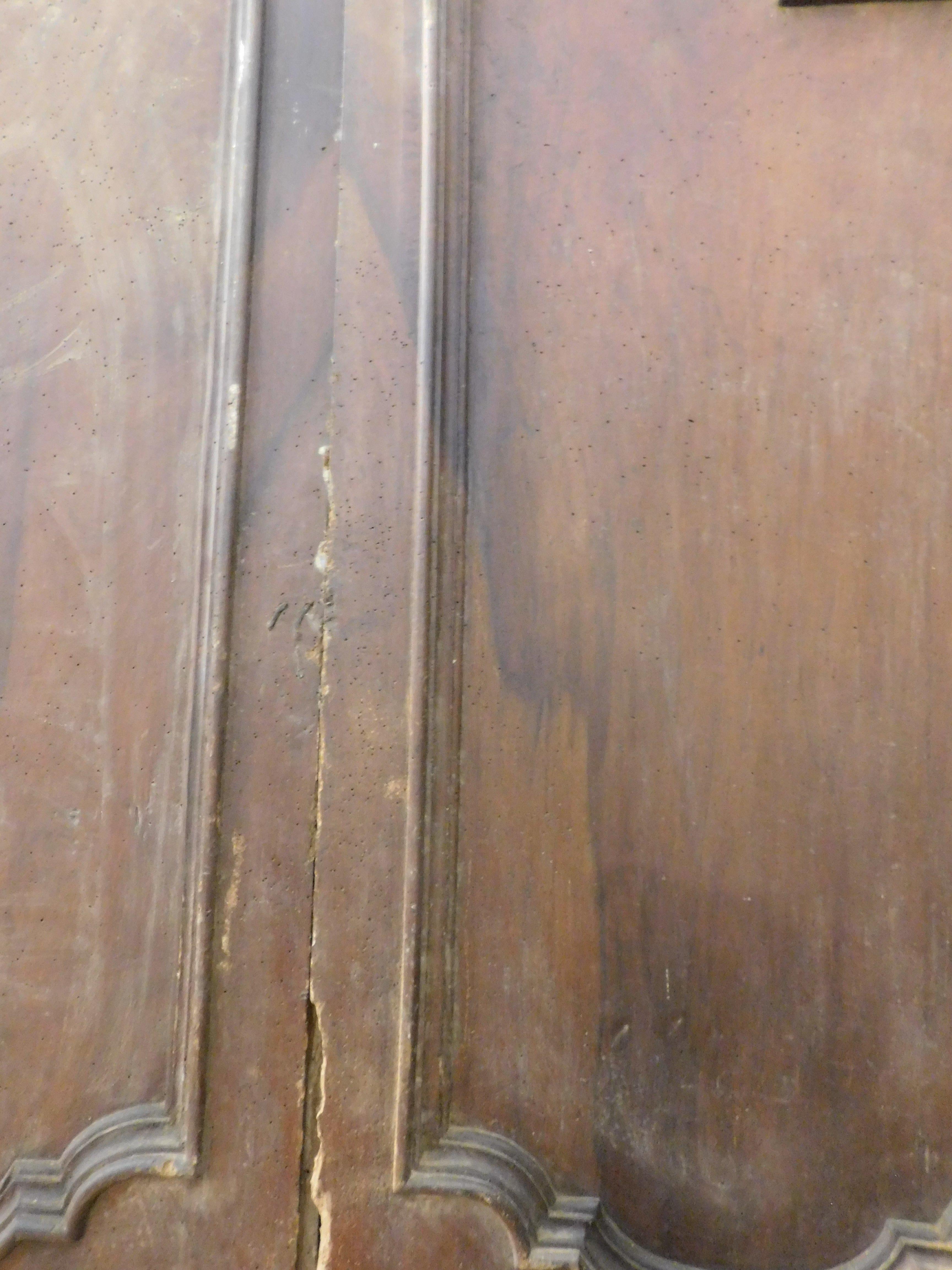 Puerta de madera de nogal arqueada, dos hojas con paneles tallados, Italia Nogal en venta