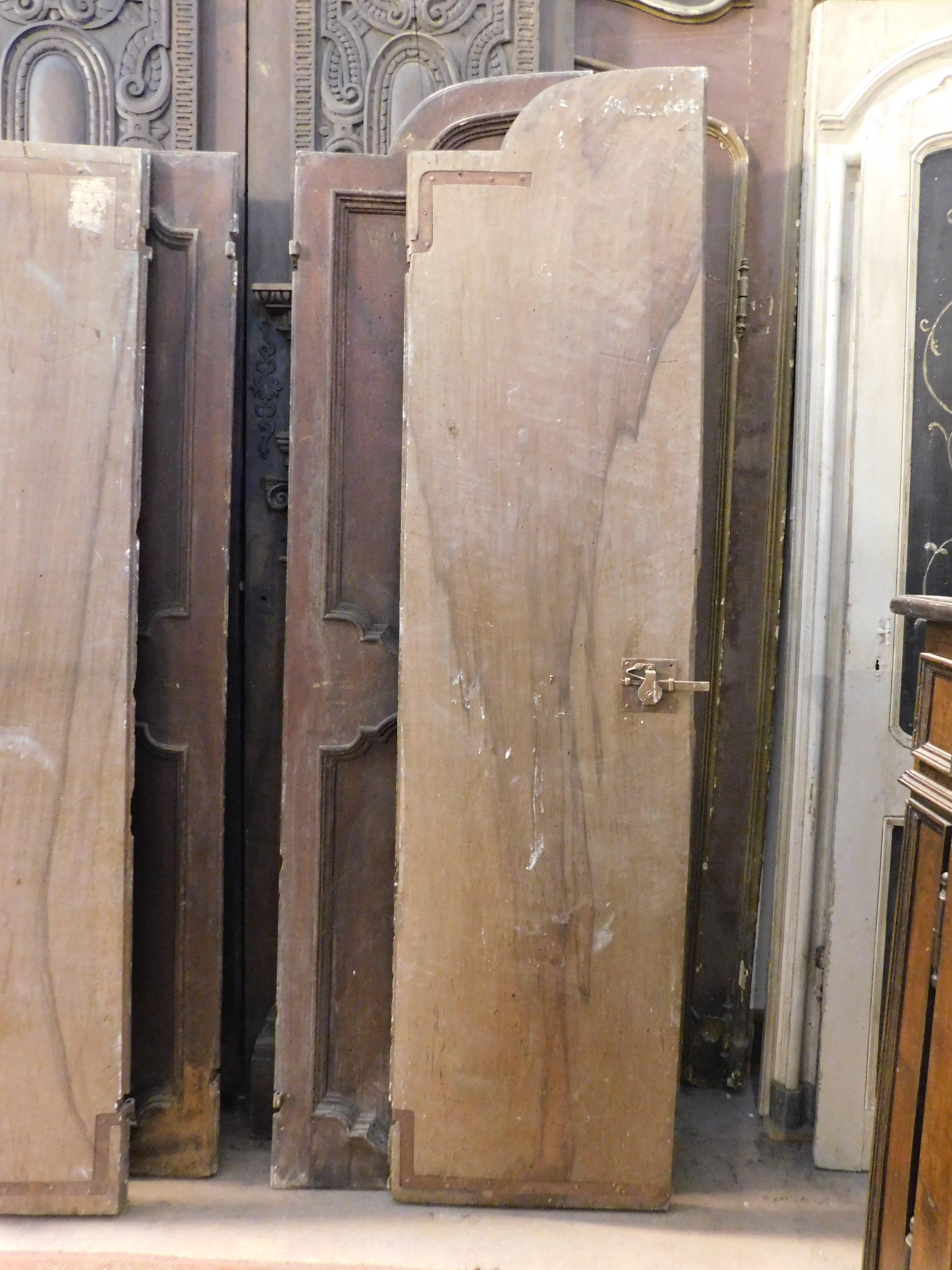 Puerta de madera de nogal arqueada, dos hojas con paneles tallados, Italia en venta 1
