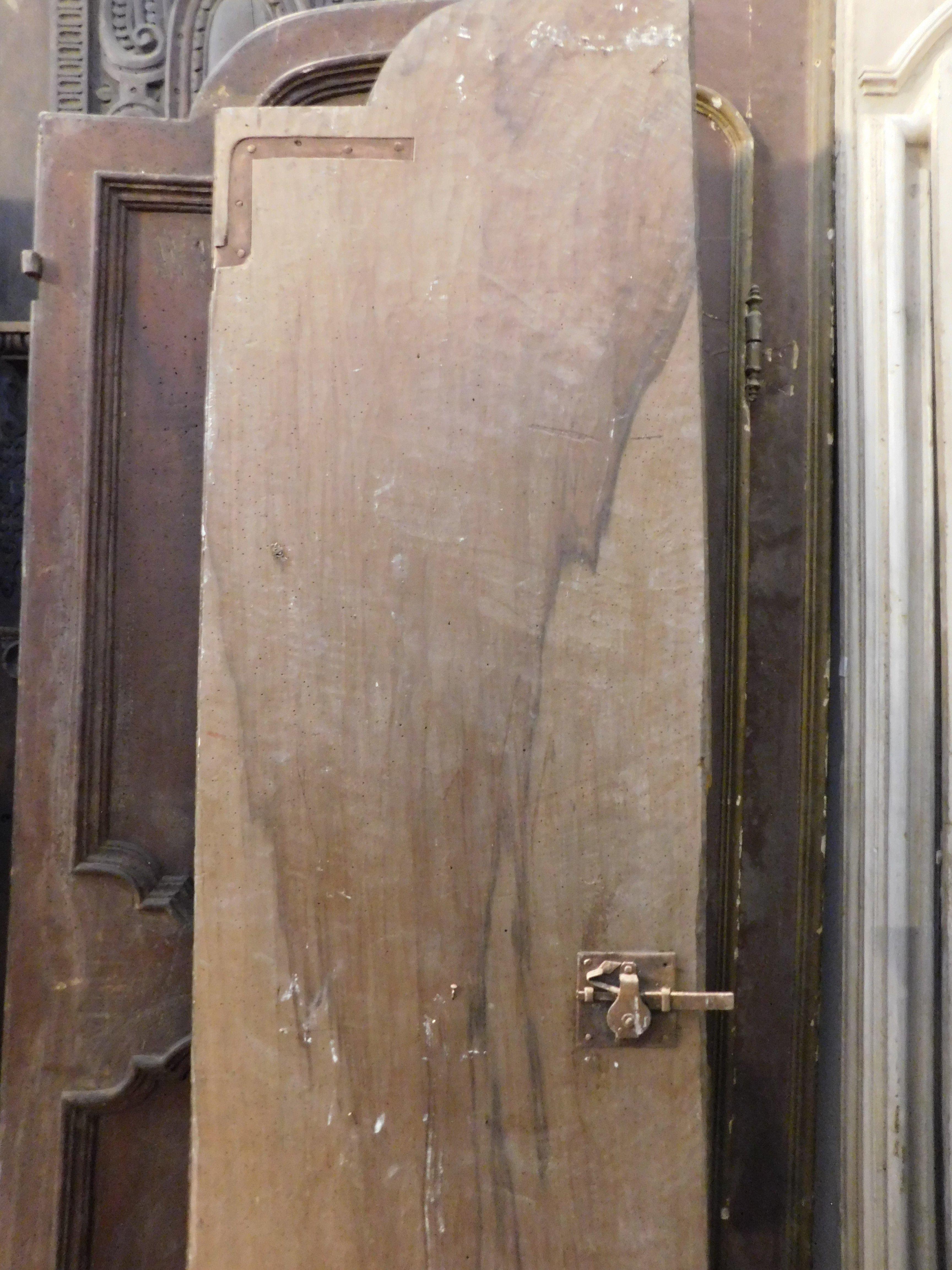 Puerta de madera de nogal arqueada, dos hojas con paneles tallados, Italia en venta 2