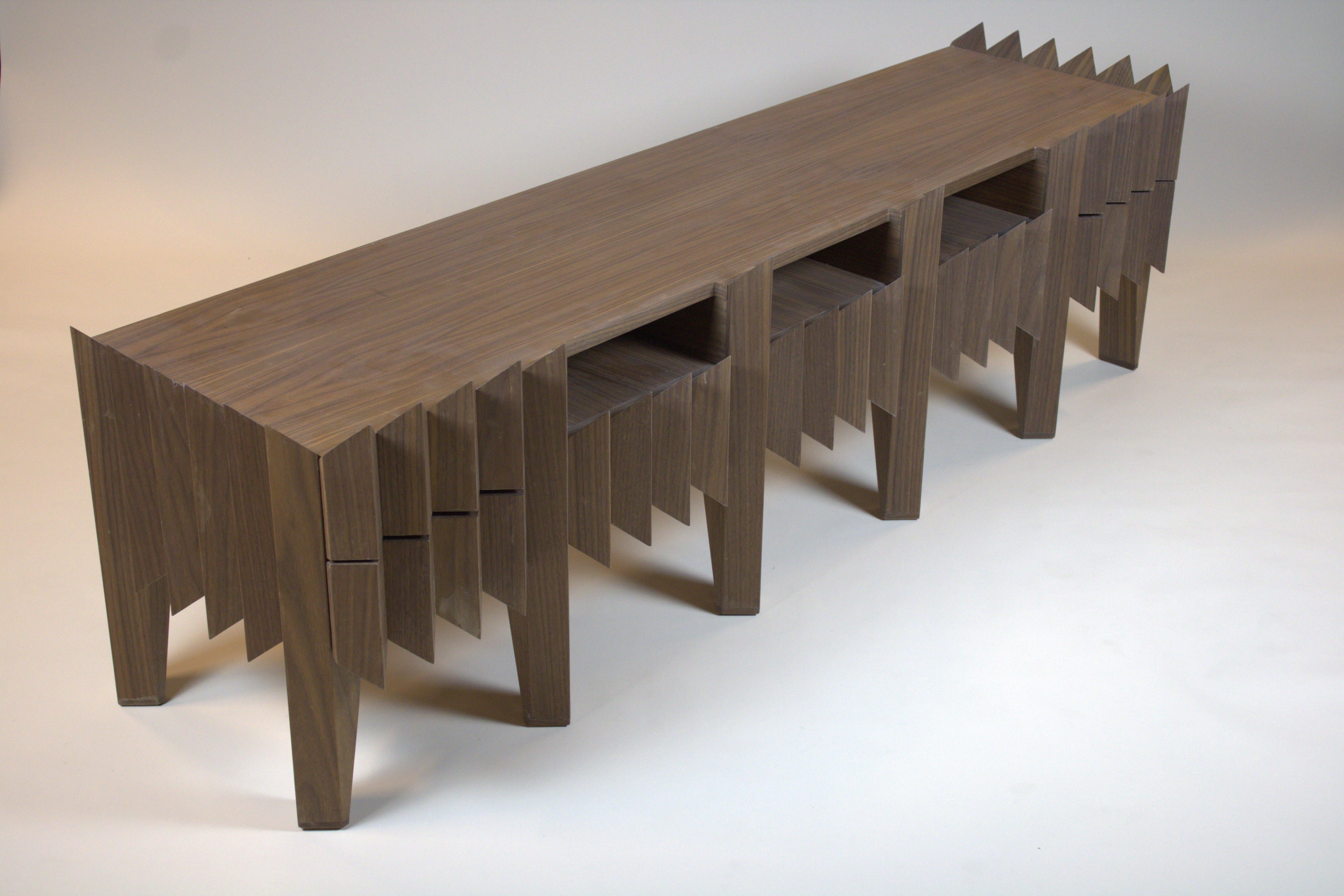 Triangles de commodes en bois de noyer des Pays-Bas par Sordile en vente 3