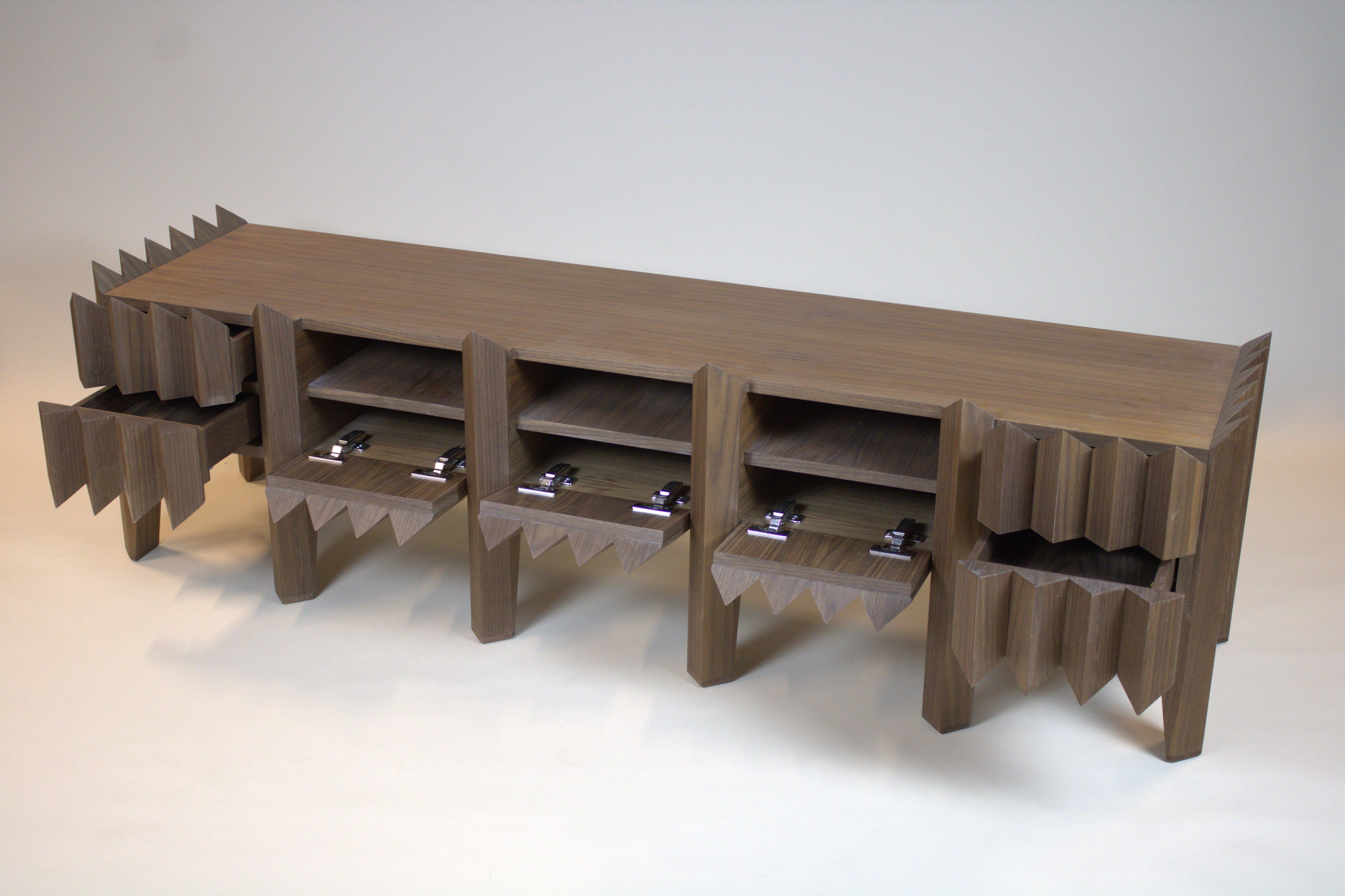 Néerlandais Triangles de commodes en bois de noyer des Pays-Bas par Sordile en vente