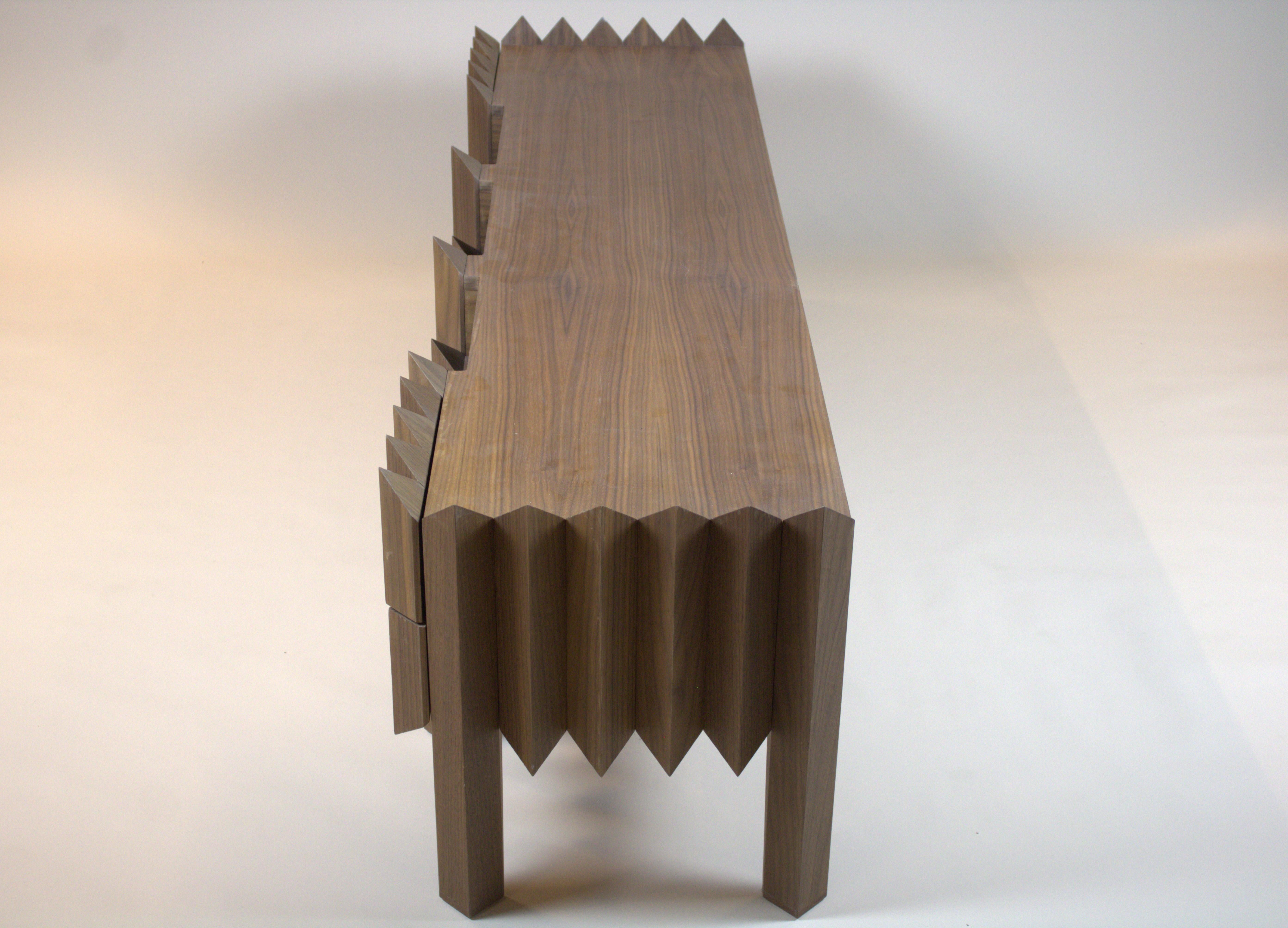 Triangles de commodes en bois de noyer des Pays-Bas par Sordile Neuf - En vente à DE MEERN, UT