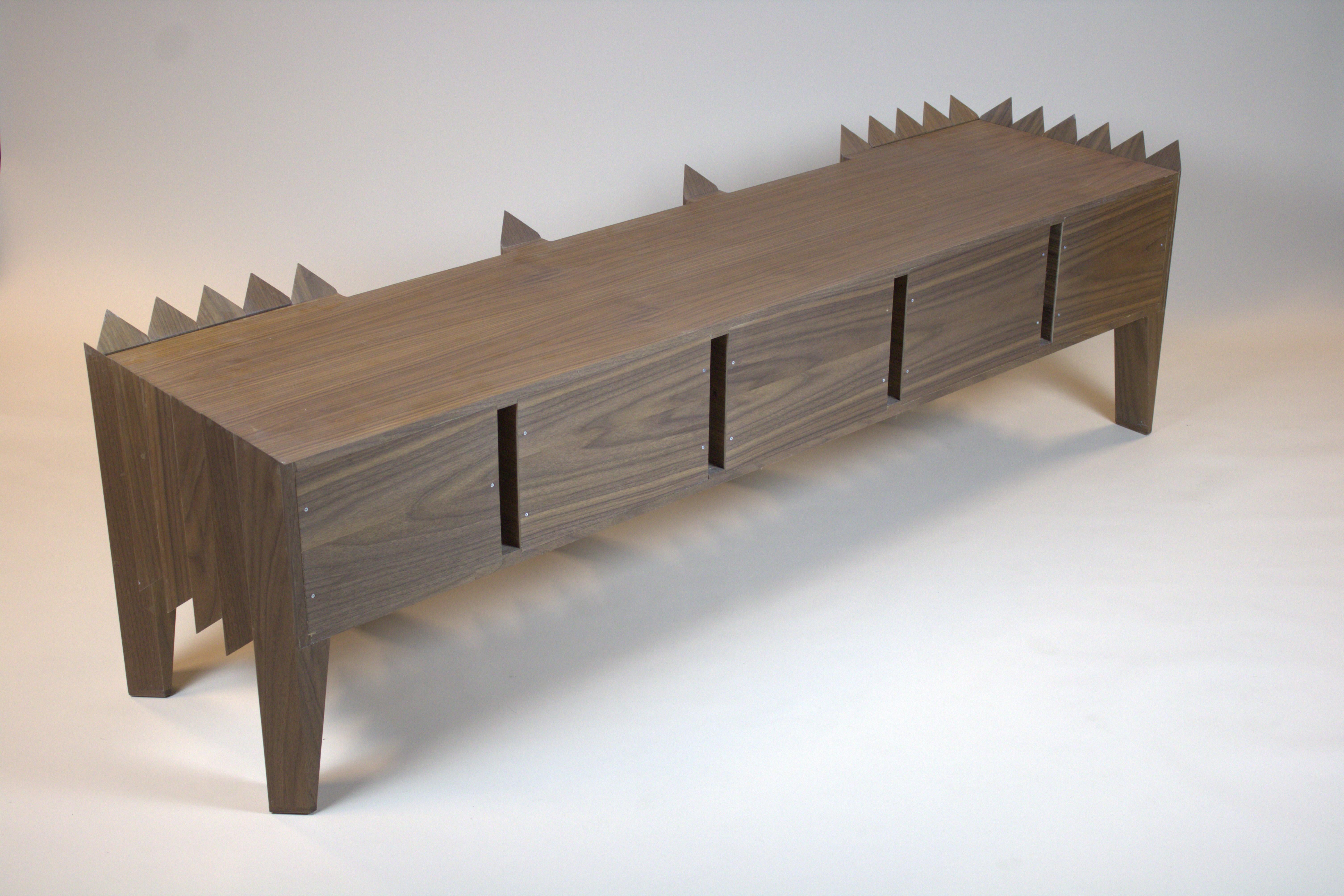 XXIe siècle et contemporain Triangles de commodes en bois de noyer des Pays-Bas par Sordile en vente