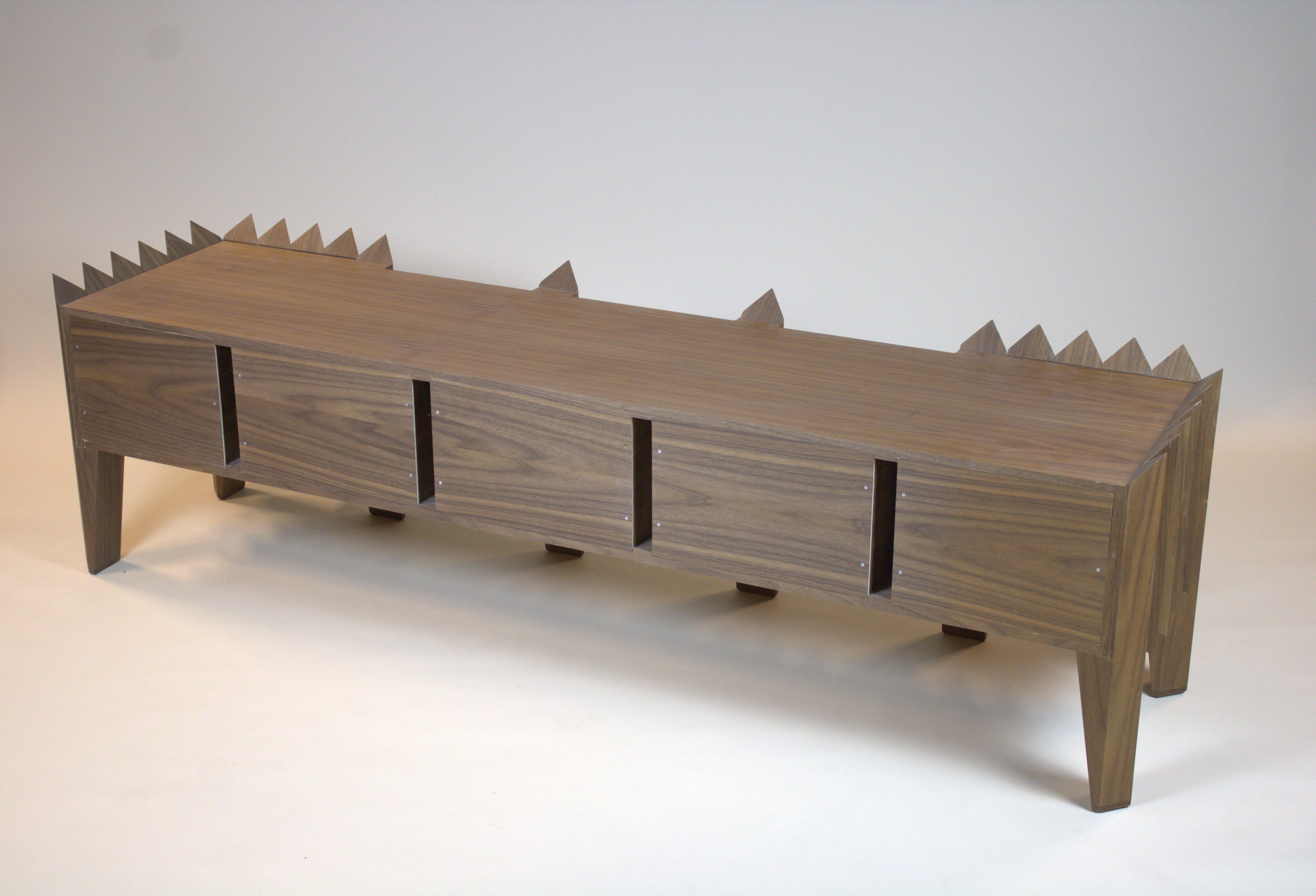 Triangles de commodes en bois de noyer des Pays-Bas par Sordile en vente 1