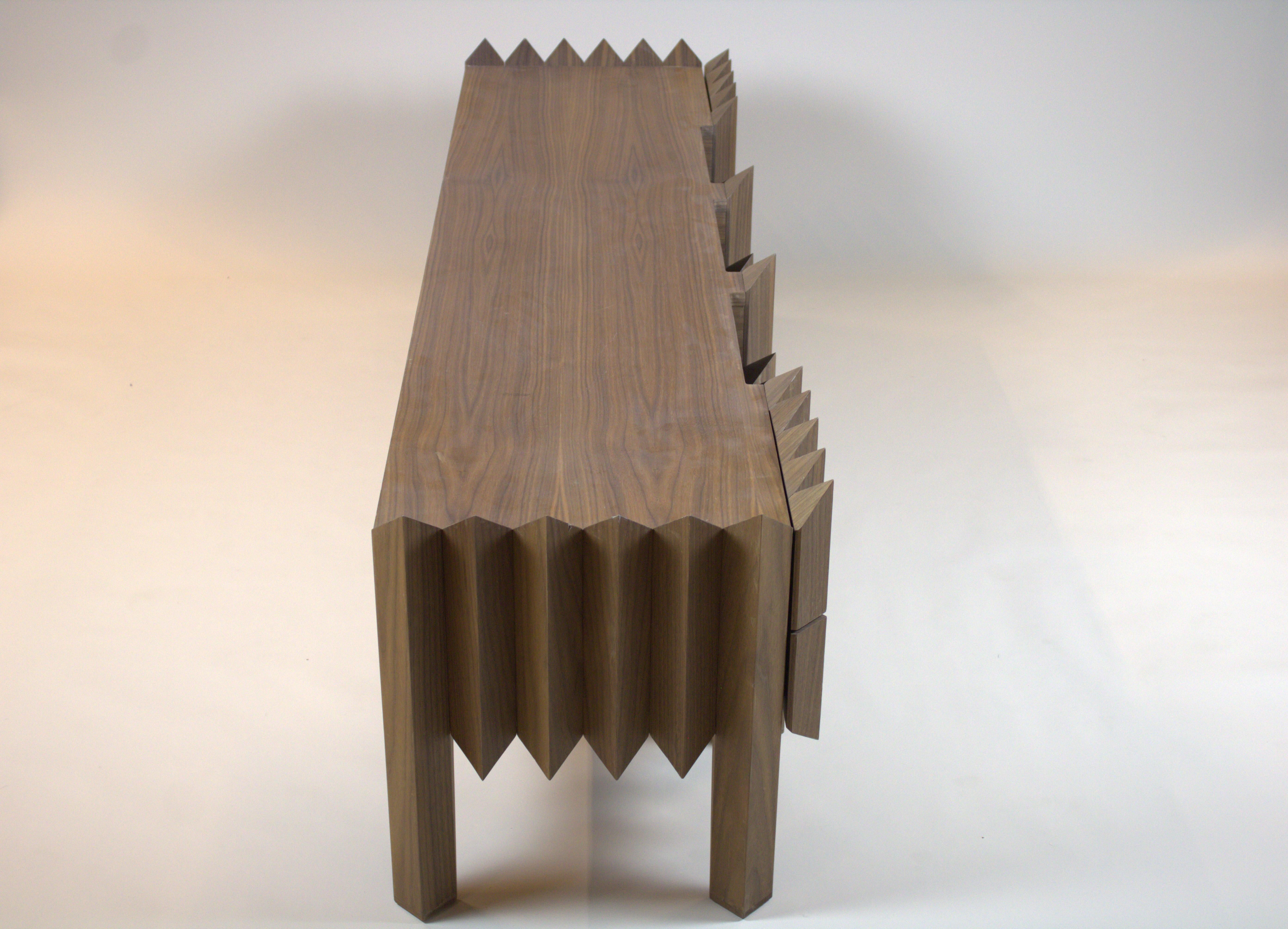 Triangles de commodes en bois de noyer des Pays-Bas par Sordile en vente 2