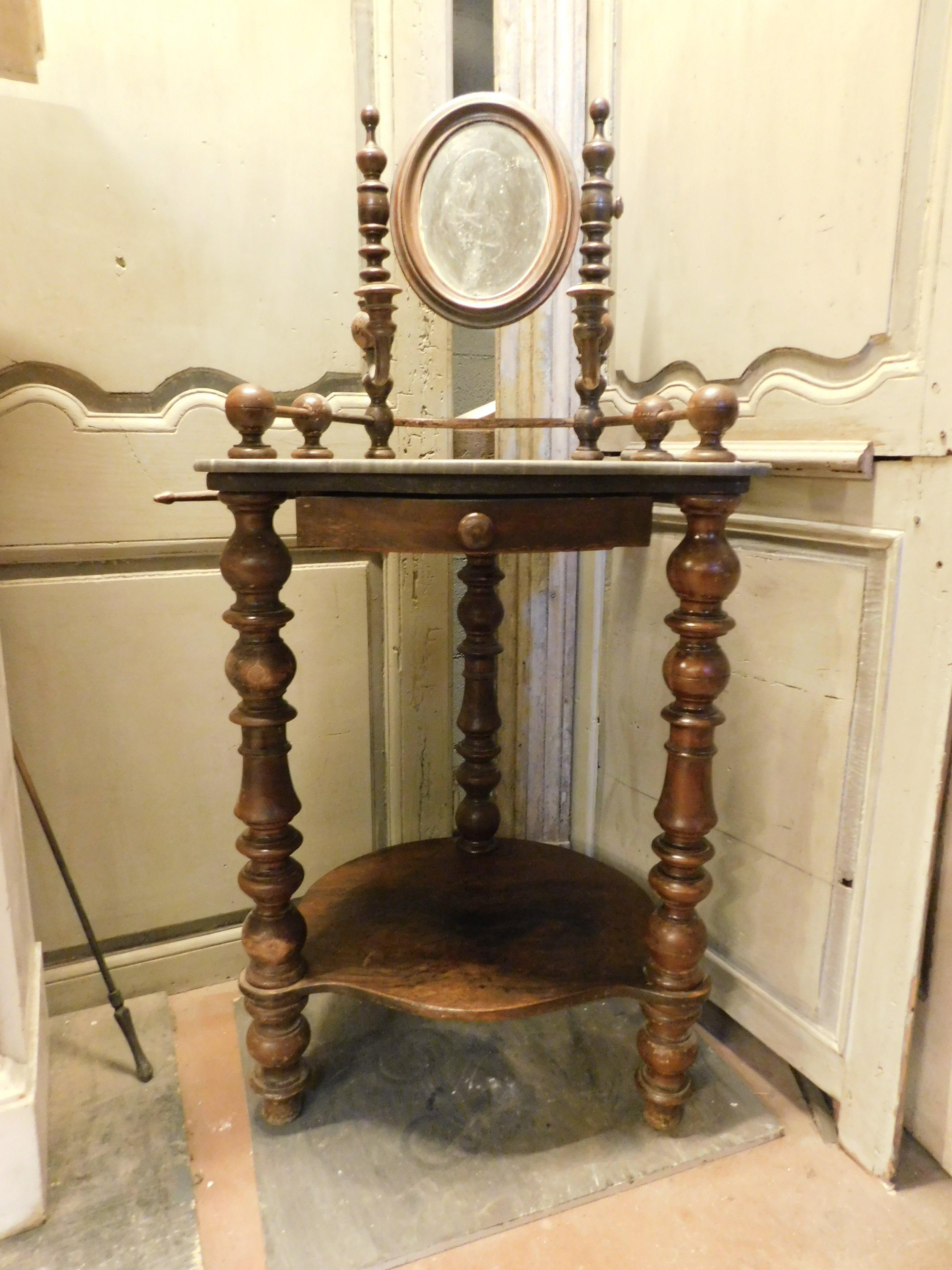 Antiker Frisiertisch aus Nussbaumholz mit Schublade, Platte aus weißem Carrara-Marmor und Klappspiegel mit Kerzenhalter, Original aus dem 19. Jahrhundert, aus Piemont (Italien).
Maße cm B 60 x H 130 (Regal H 80 cm) x T 50