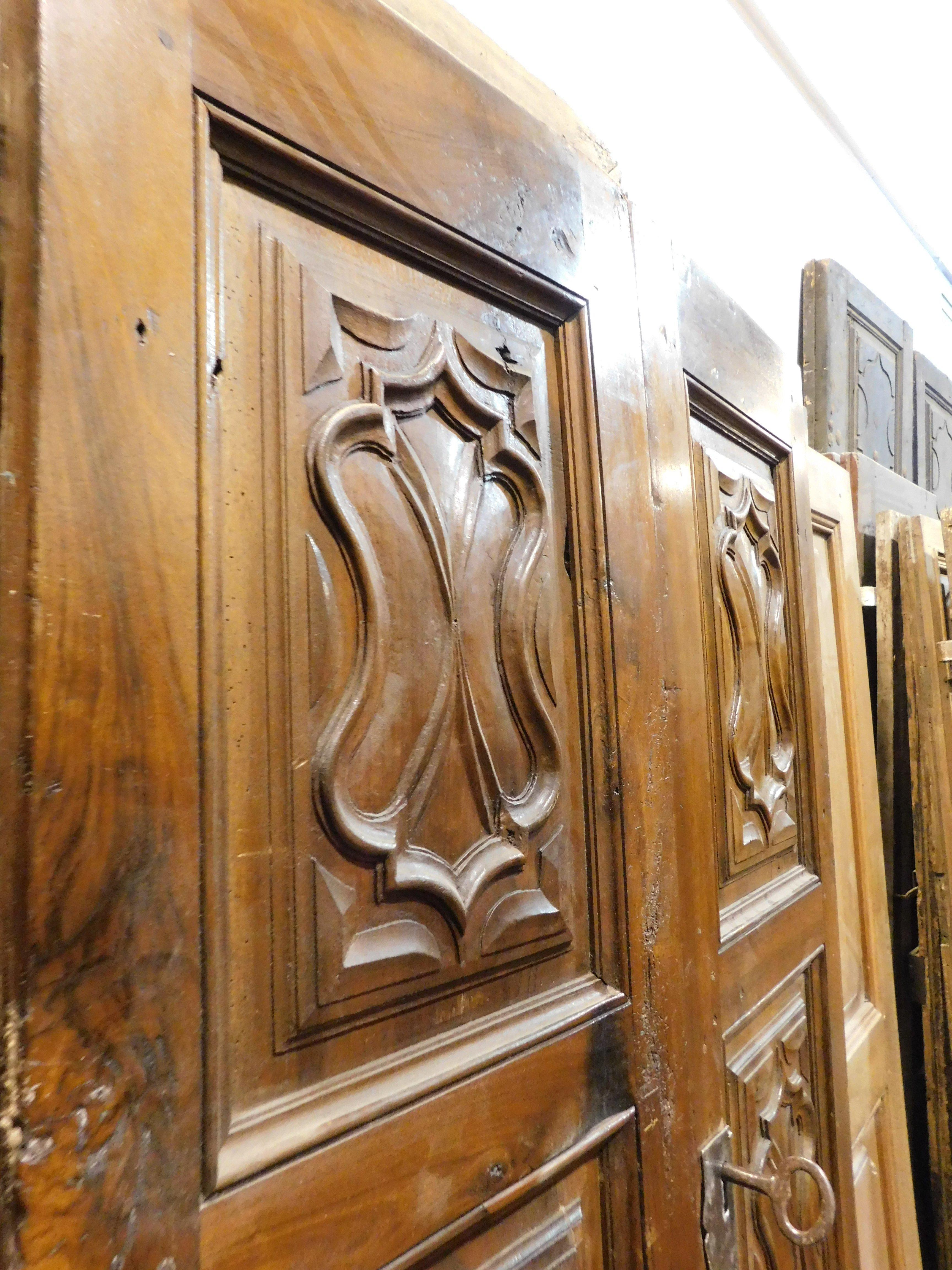 Walnut wood entrance door, carved, double wing, Italy In Good Condition For Sale In Cuneo, Italy (CN)