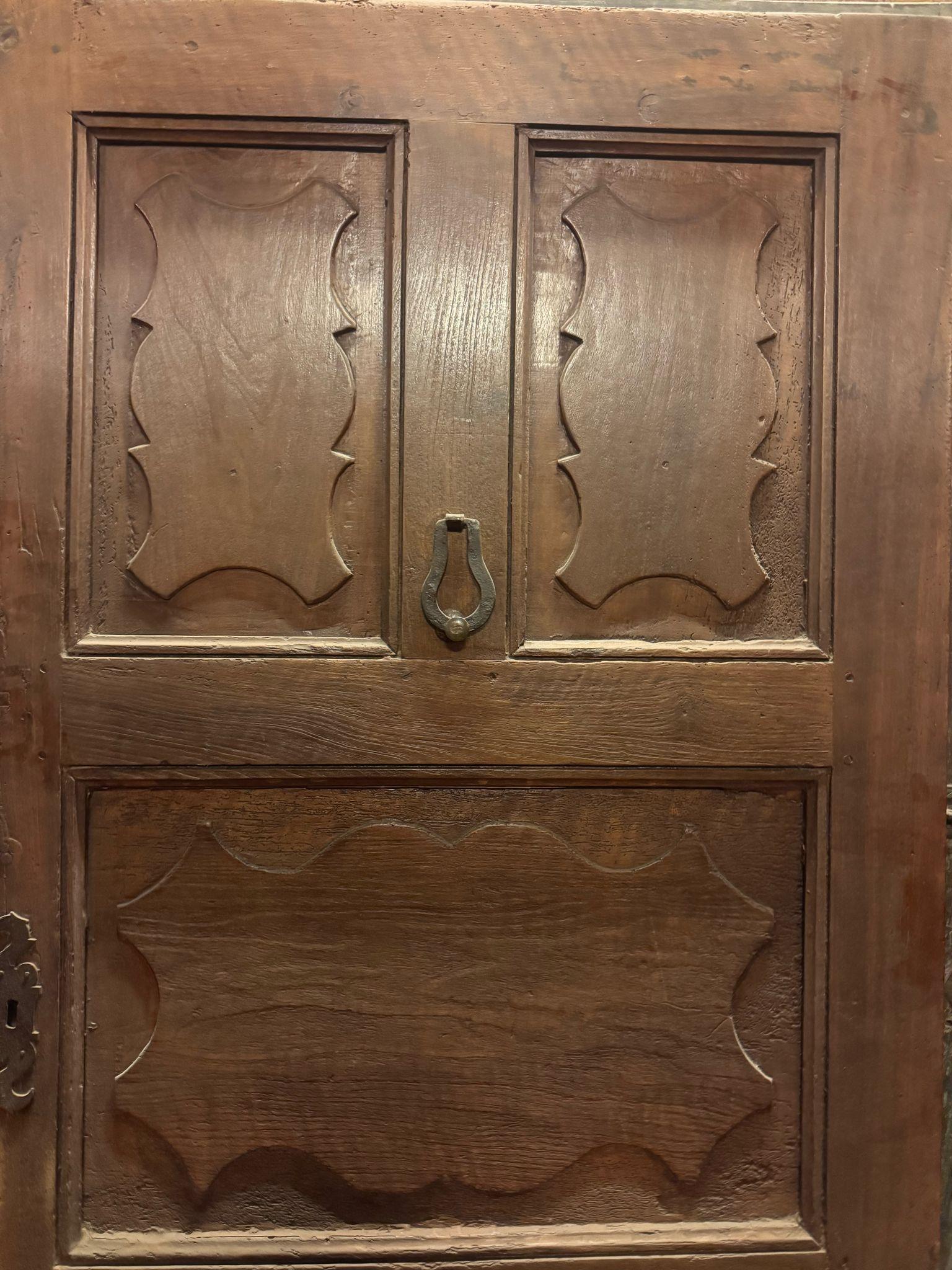 italien Porte d'entrée en bois de Wood Wood avec porte à un vantail et panneaux ondulés sculptés, Italie en vente