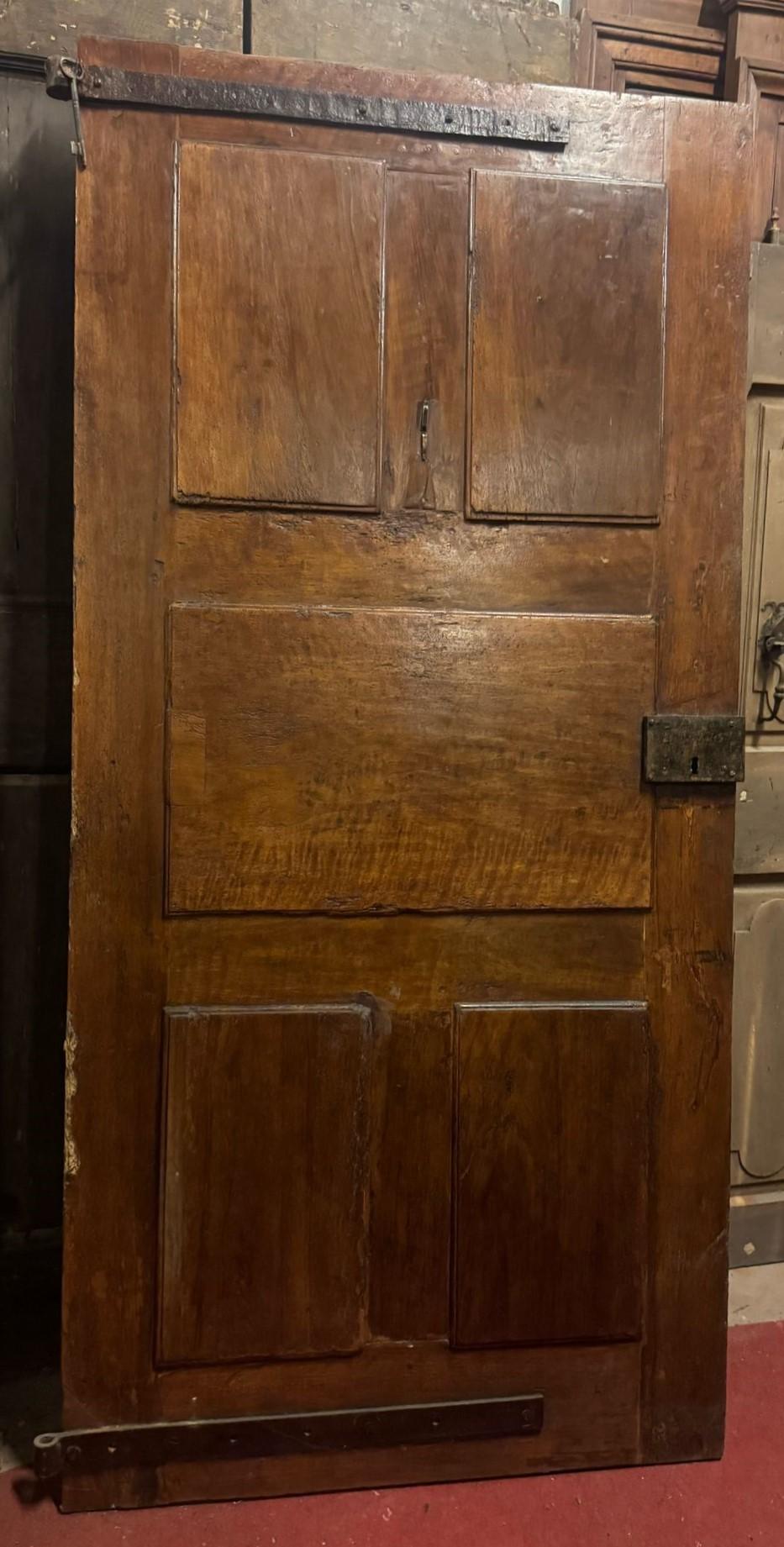 Sculpté à la main Porte d'entrée en bois de Wood Wood avec porte à un vantail et panneaux ondulés sculptés, Italie en vente