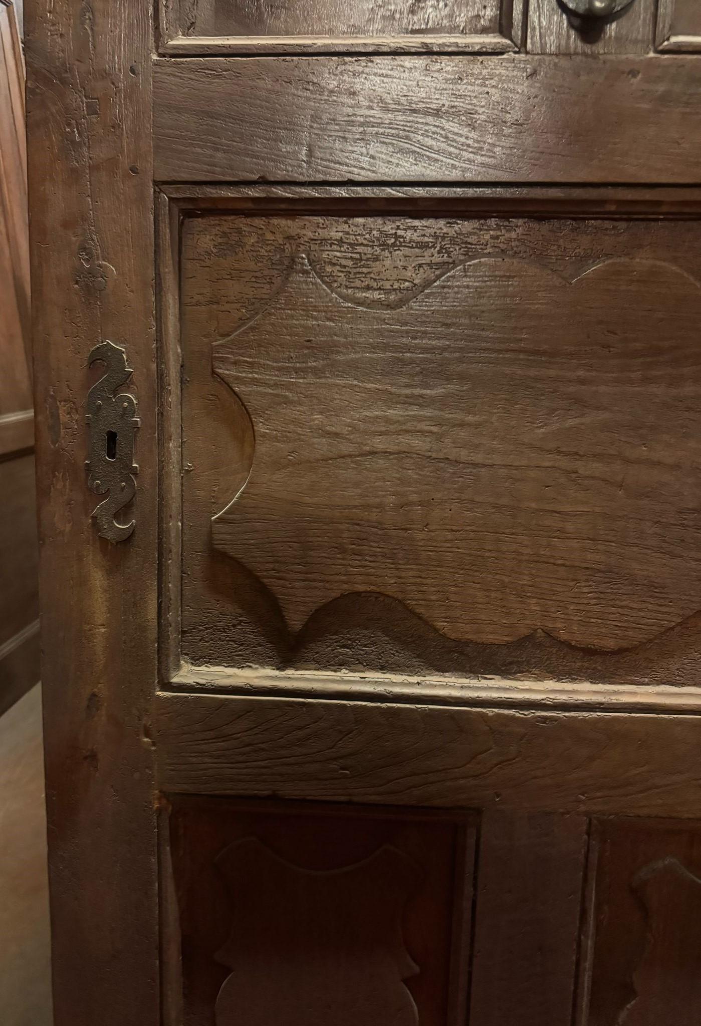 Porte d'entrée en bois de Wood Wood avec porte à un vantail et panneaux ondulés sculptés, Italie Bon état - En vente à Cuneo, Italy (CN)