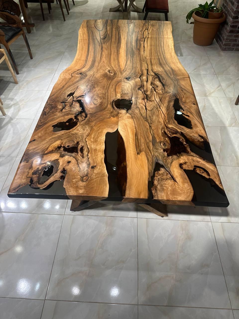 Tavolo in Wood Wood e Epossidico Trasparente Nero - Sono disponibili misure e colori personalizzati!

Questo tavolo combina perfettamente il calore del legno di noce con il tocco moderno dell'epossidica trasparente. È un bellissimo centrotavola per