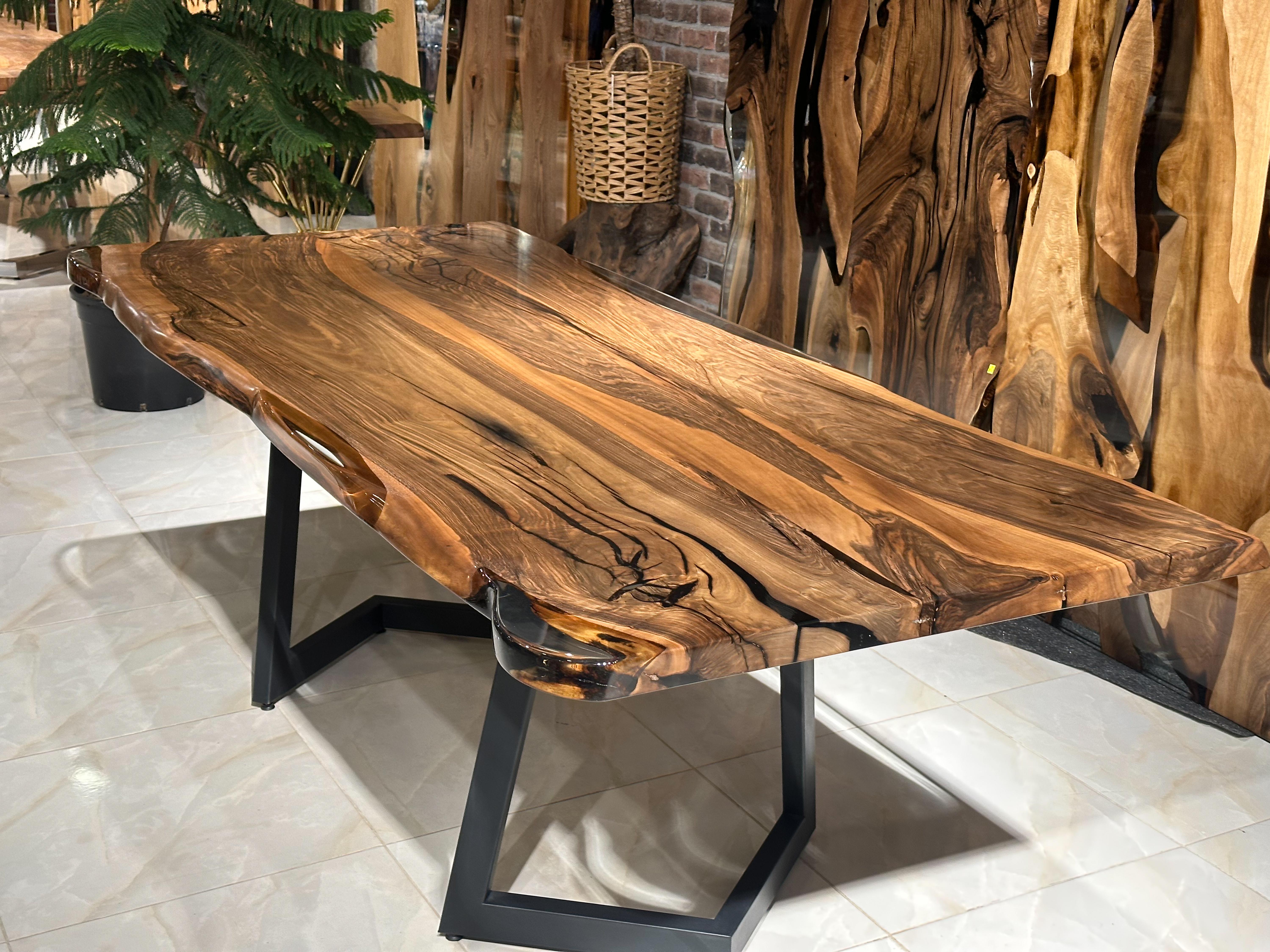 Table de salle à manger en noyer clair époxy - Table de ferme en bois en noyer noir en vente
