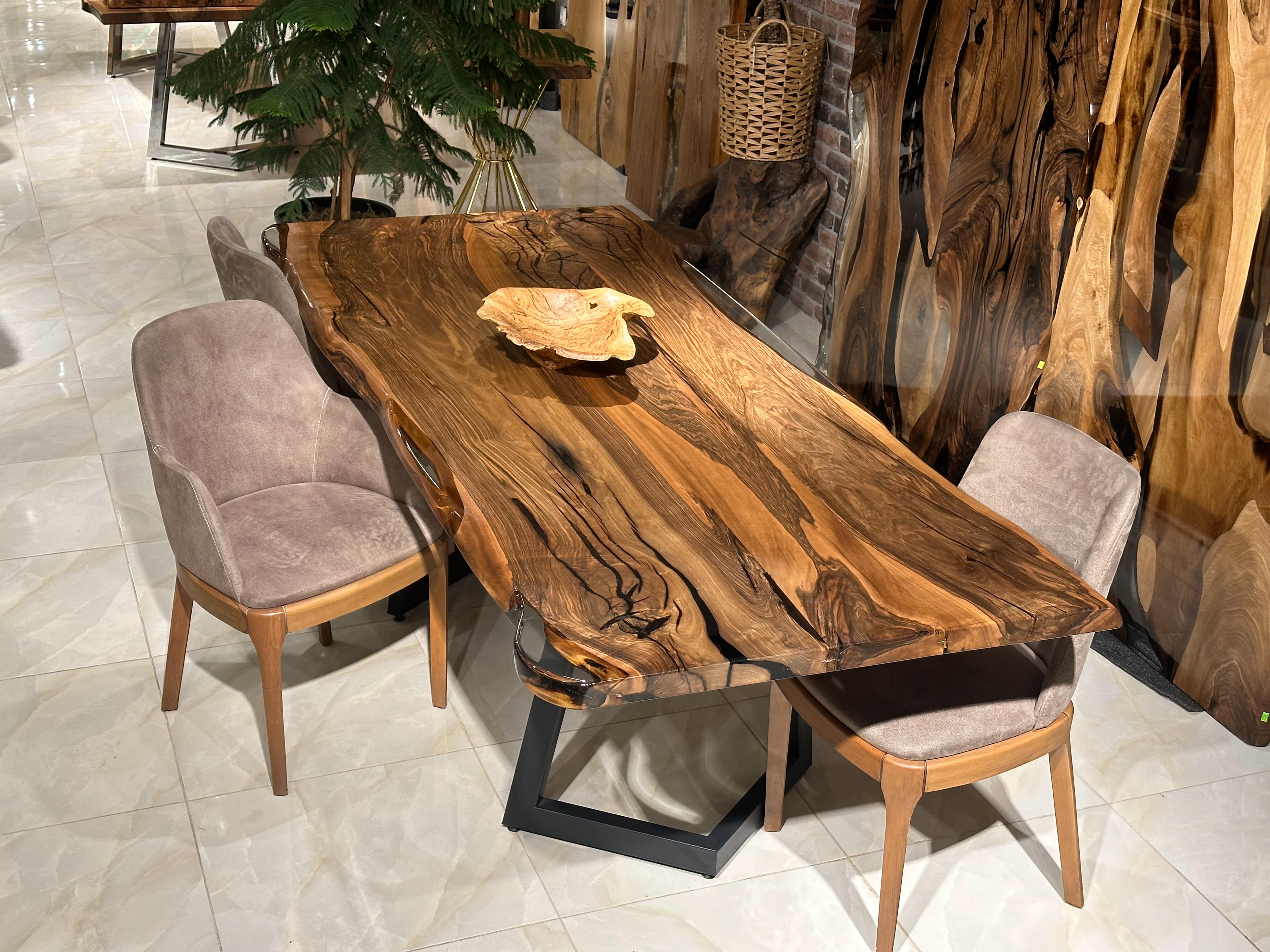 Travail du bois Table de salle à manger en noyer clair époxy - Table de ferme en bois en noyer noir en vente