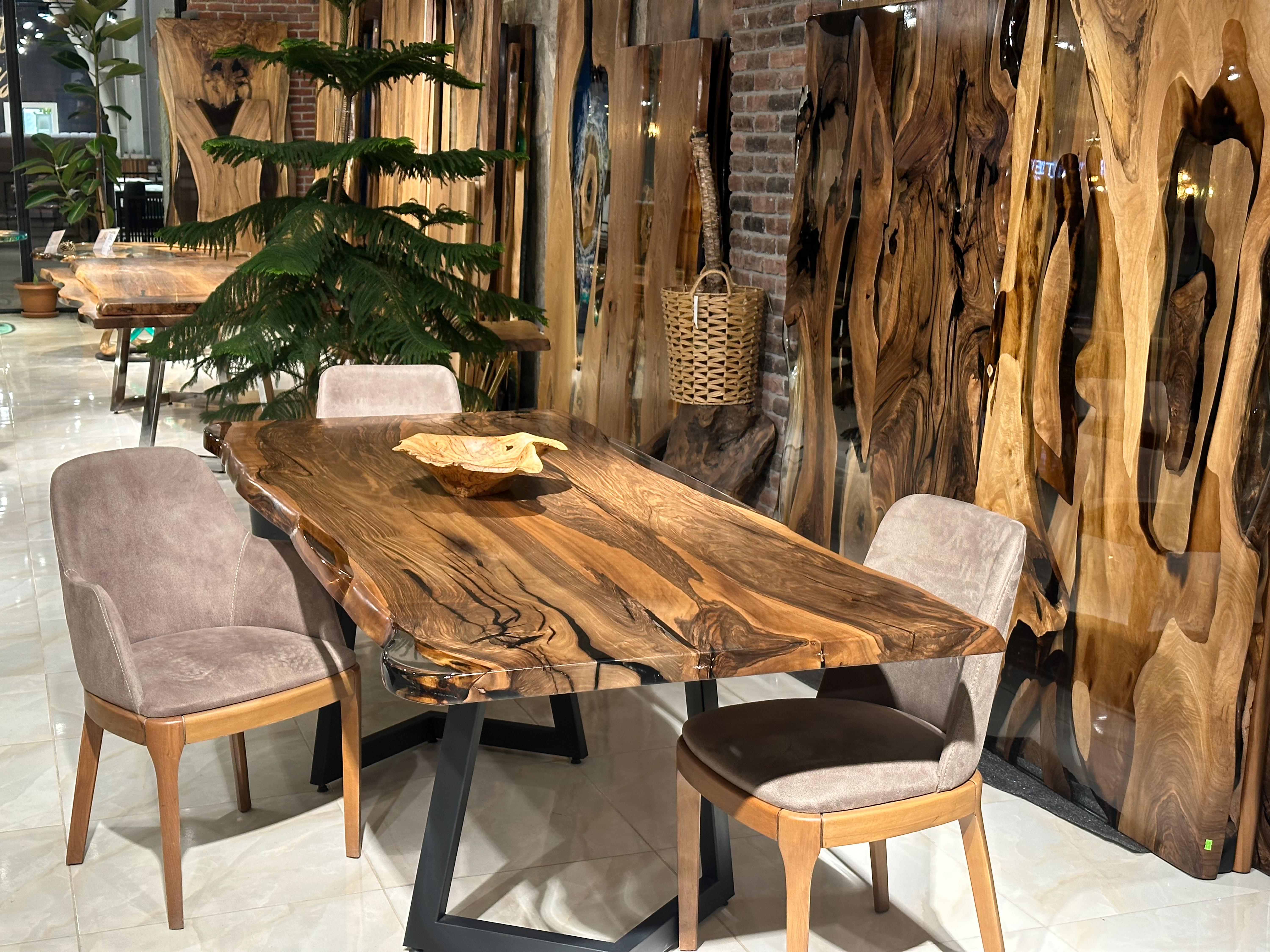 Table de salle à manger en noyer clair époxy - Table de ferme en bois en noyer noir en vente 1