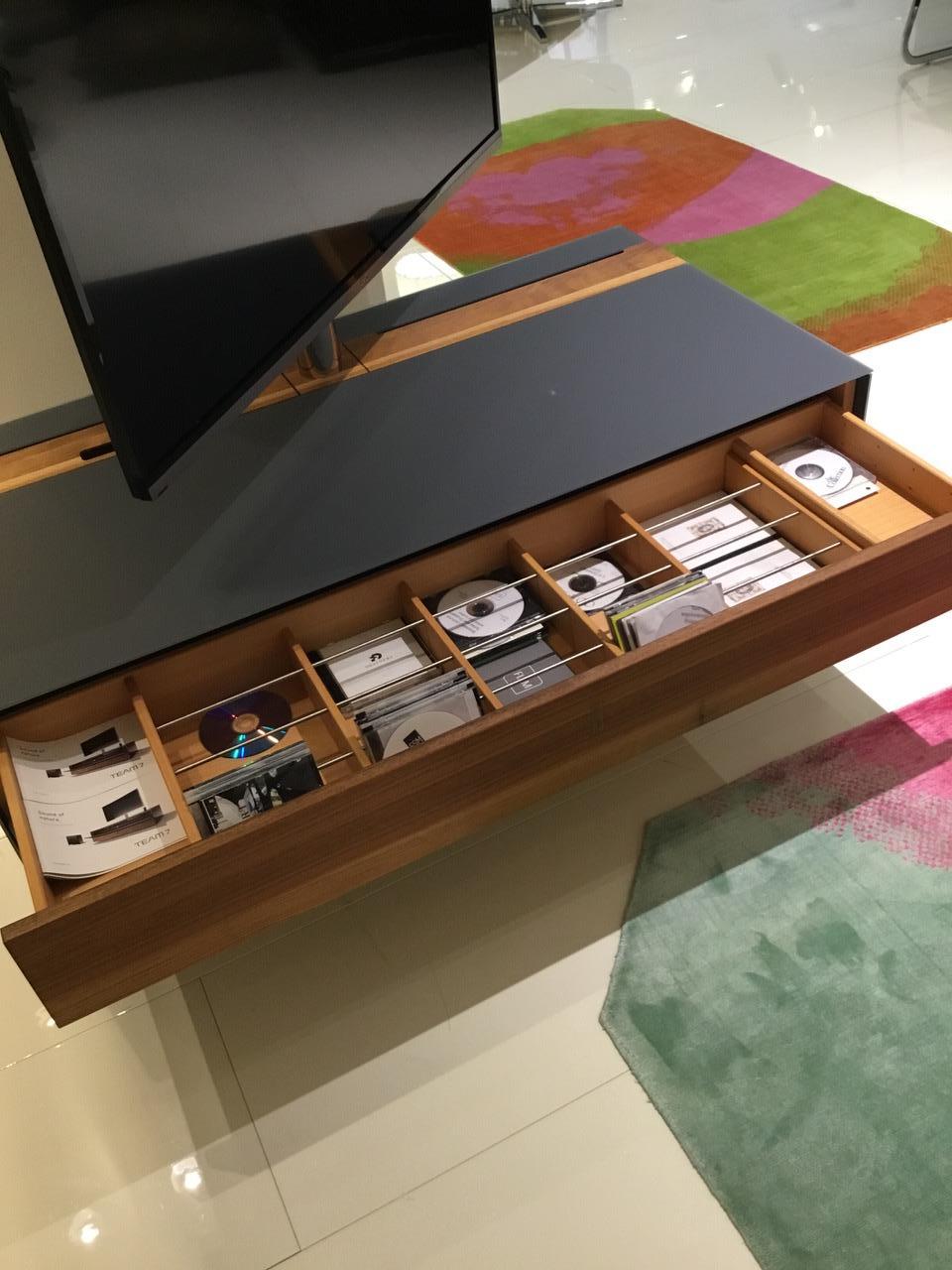 Unité centrale de télévision en bois de noyer et verre gris mat avec pilulier de télévision  en vente 3