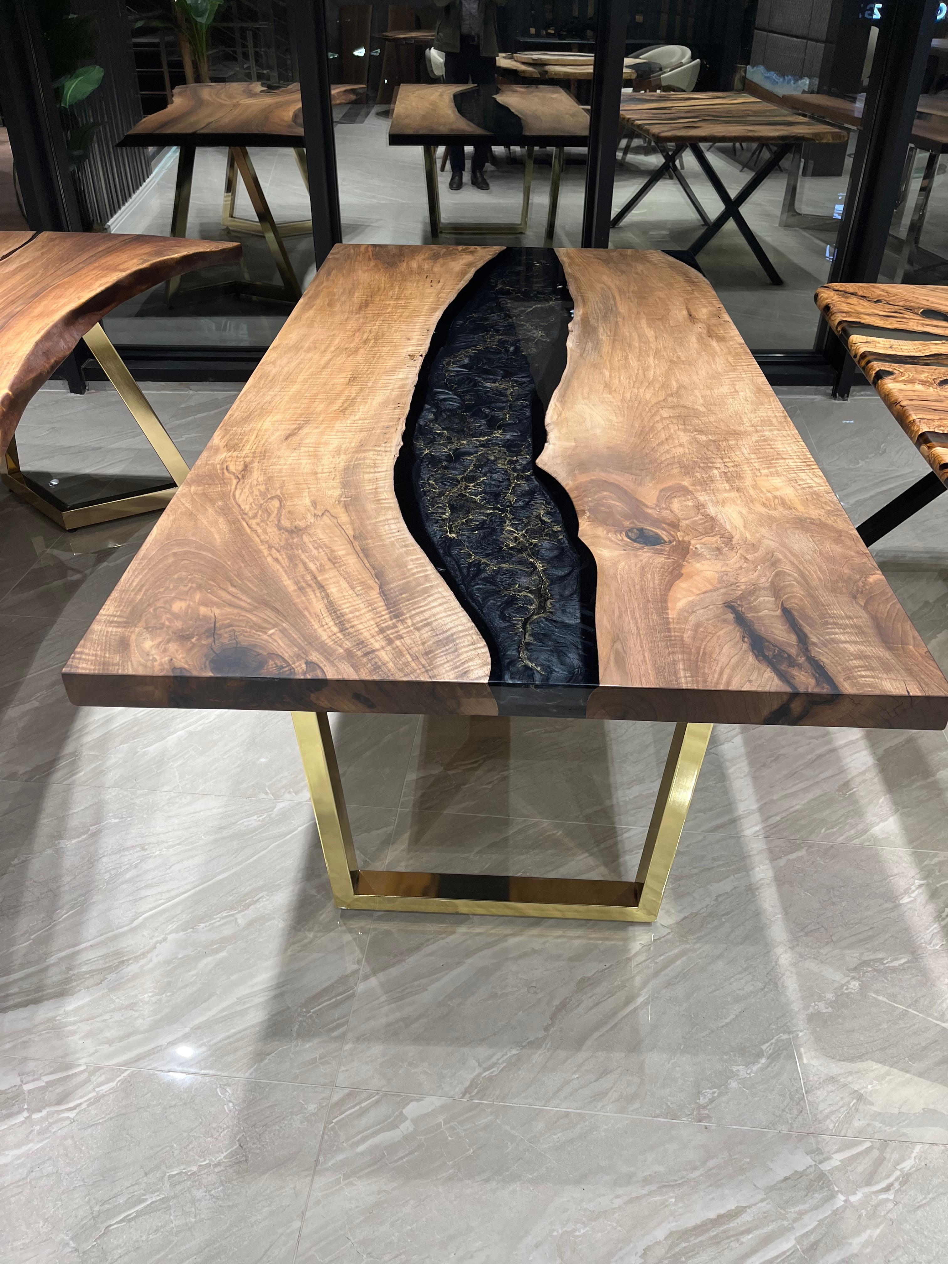 Table en résine époxy noyer

Cette table est fabriquée en bois de noyer. Nous avons appliqué une couleur époxy noir et or.

Des tailles, des couleurs et des finitions personnalisées sont disponibles !