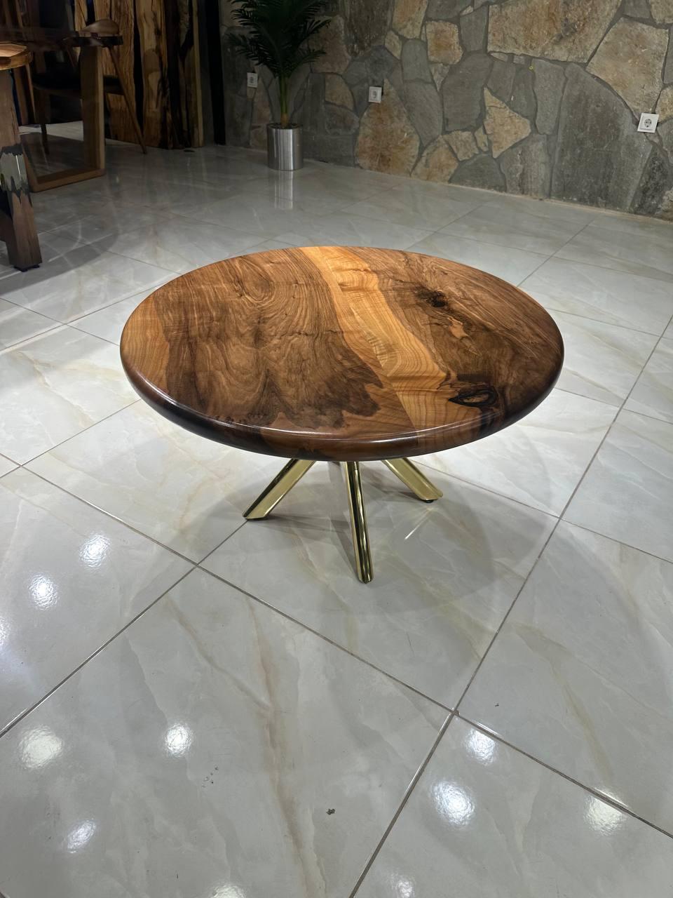 Walnut Wood  Tavolino da caffè

Ti presentiamo il nostro tavolino da caffè, un vero e proprio esempio di artigianalità ed eleganza. Questo eccezionale mobile è stato progettato per essere più di un semplice tavolino da caffè: è una dichiarazione di