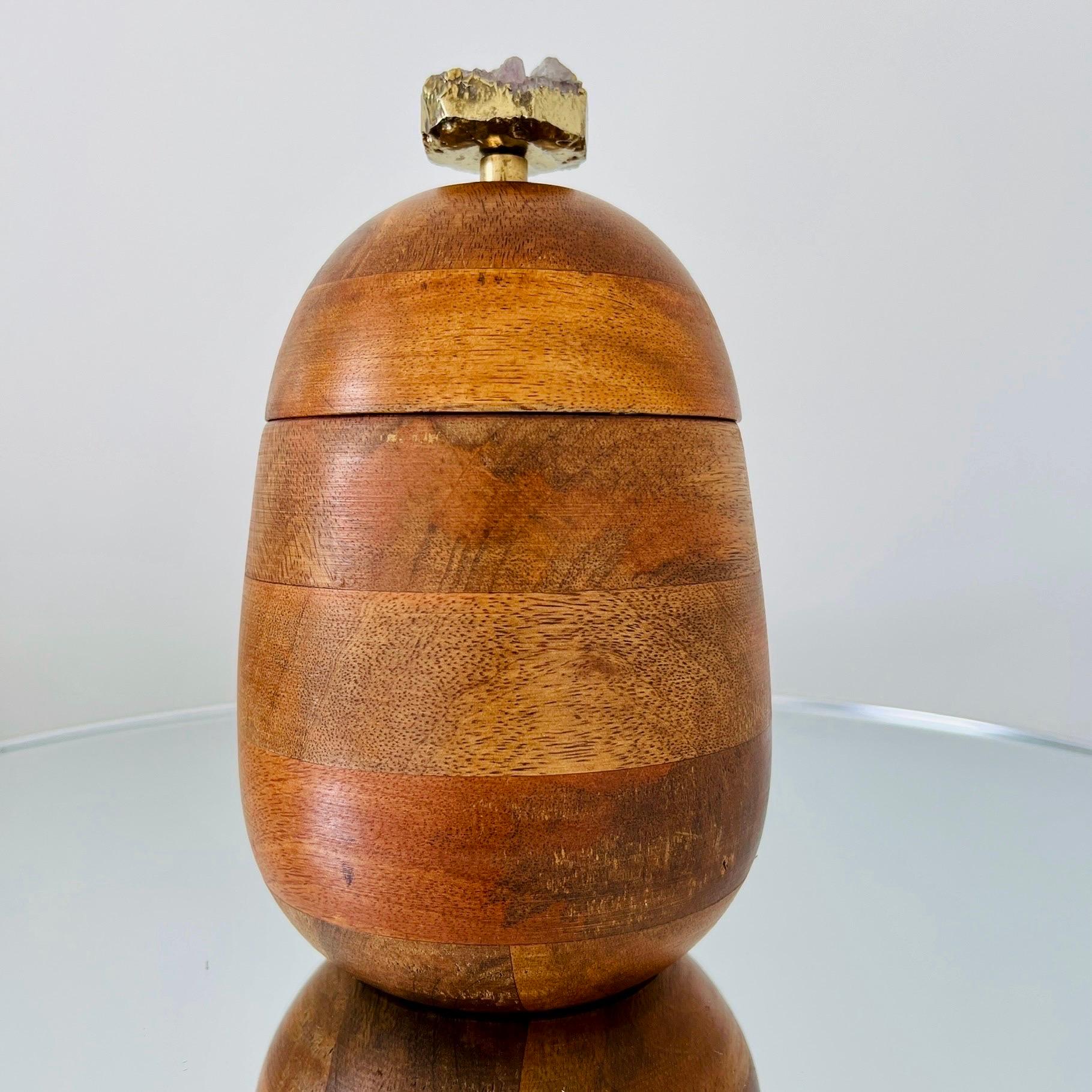 Caja decorativa redonda de madera de nogal con remate de cristal amatista, c. 1960 Moderno de mediados de siglo en venta