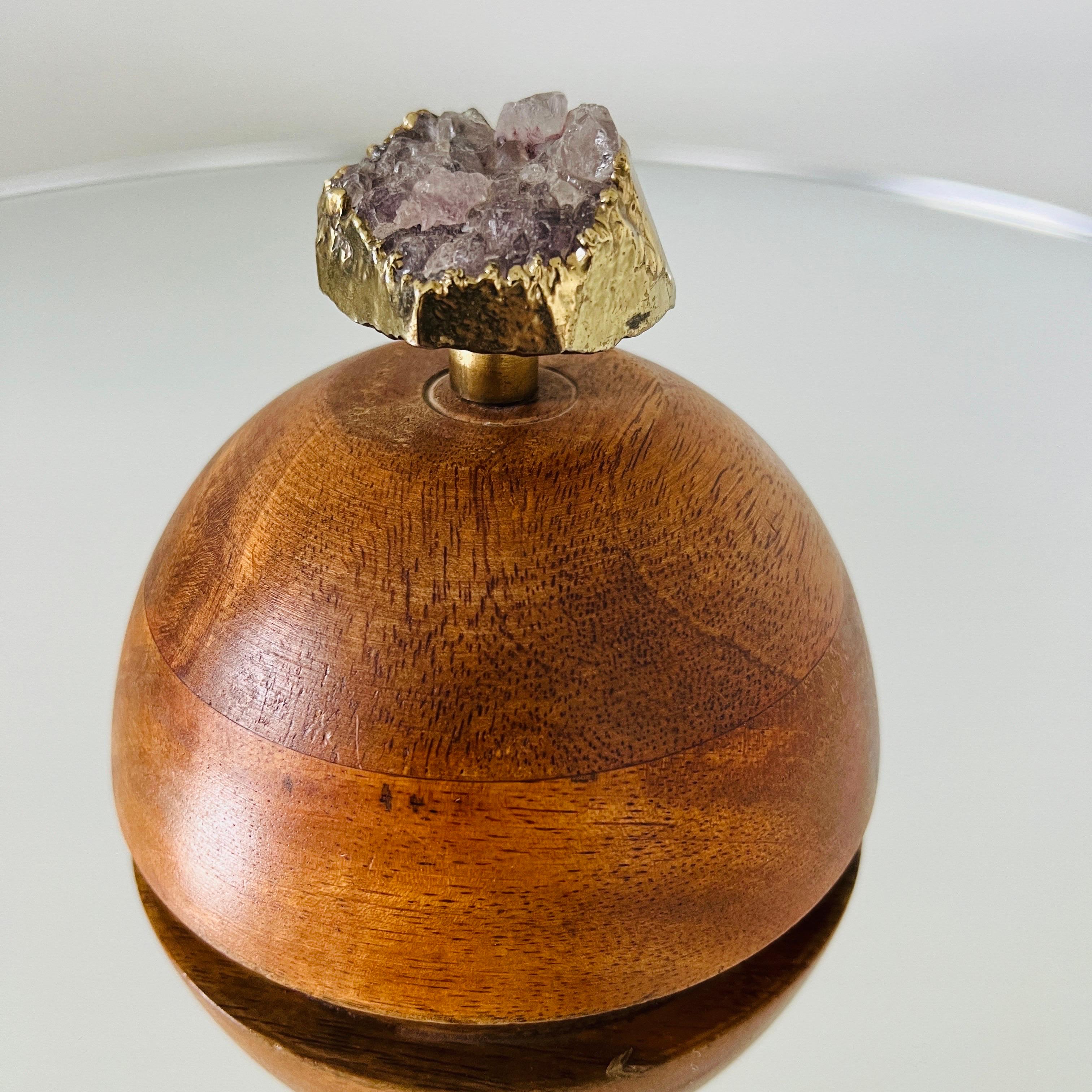 Caja decorativa redonda de madera de nogal con remate de cristal amatista, c. 1960 Tallado a mano en venta