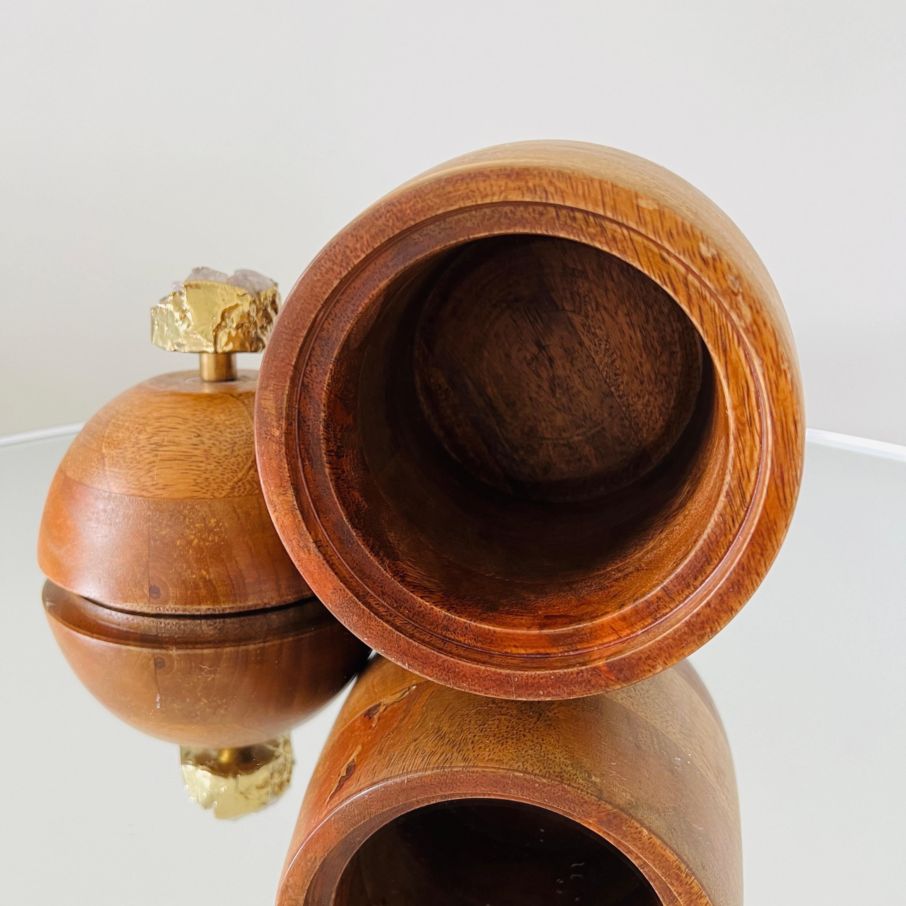 Caja decorativa redonda de madera de nogal con remate de cristal amatista, c. 1960 en Bueno estado para la venta en Fort Lauderdale, FL
