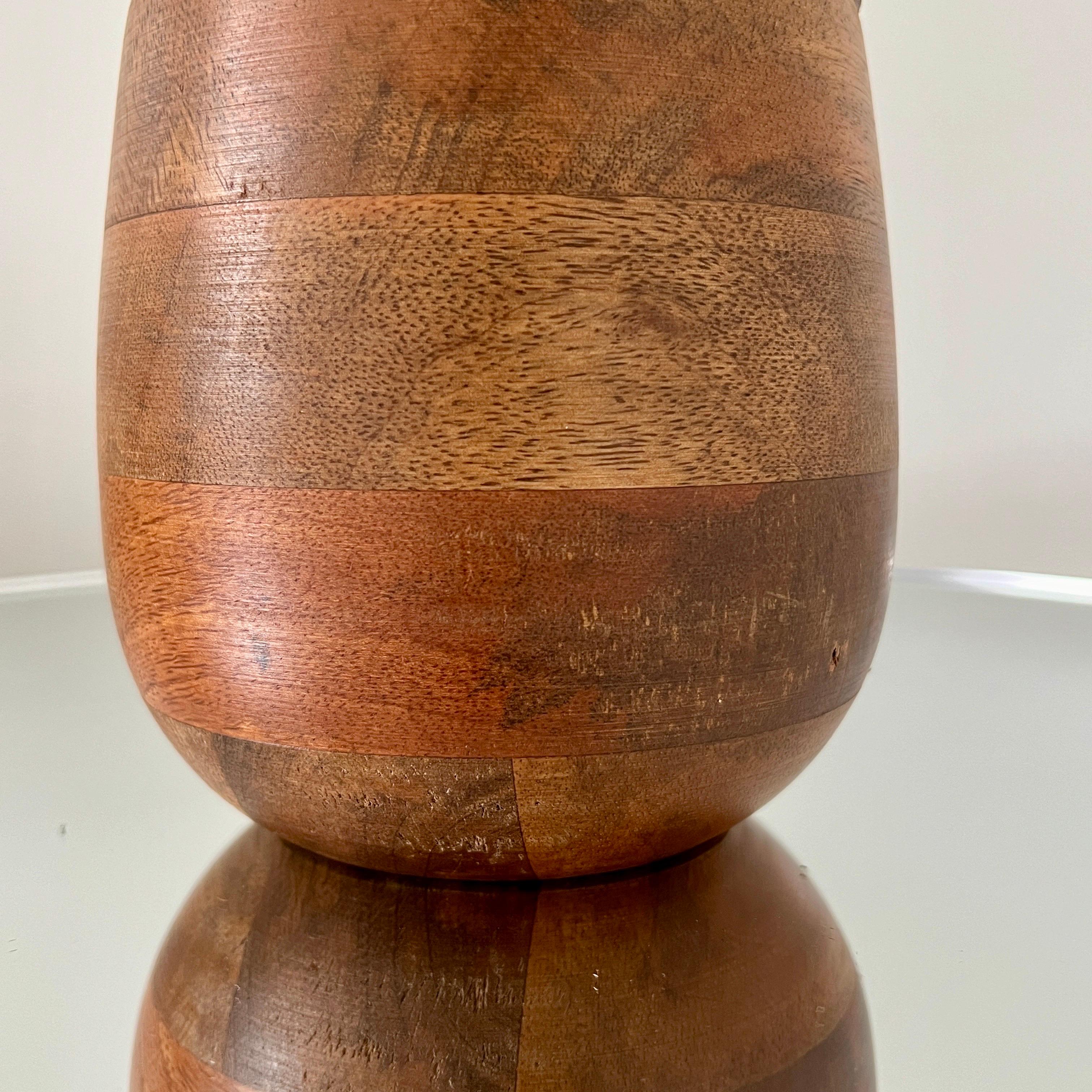 Caja decorativa redonda de madera de nogal con remate de cristal amatista, c. 1960 Amatista en venta