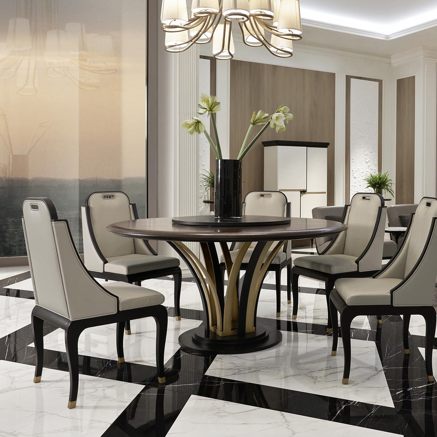 Walnut Wood Round Dining Table In New Condition In Milan, IT