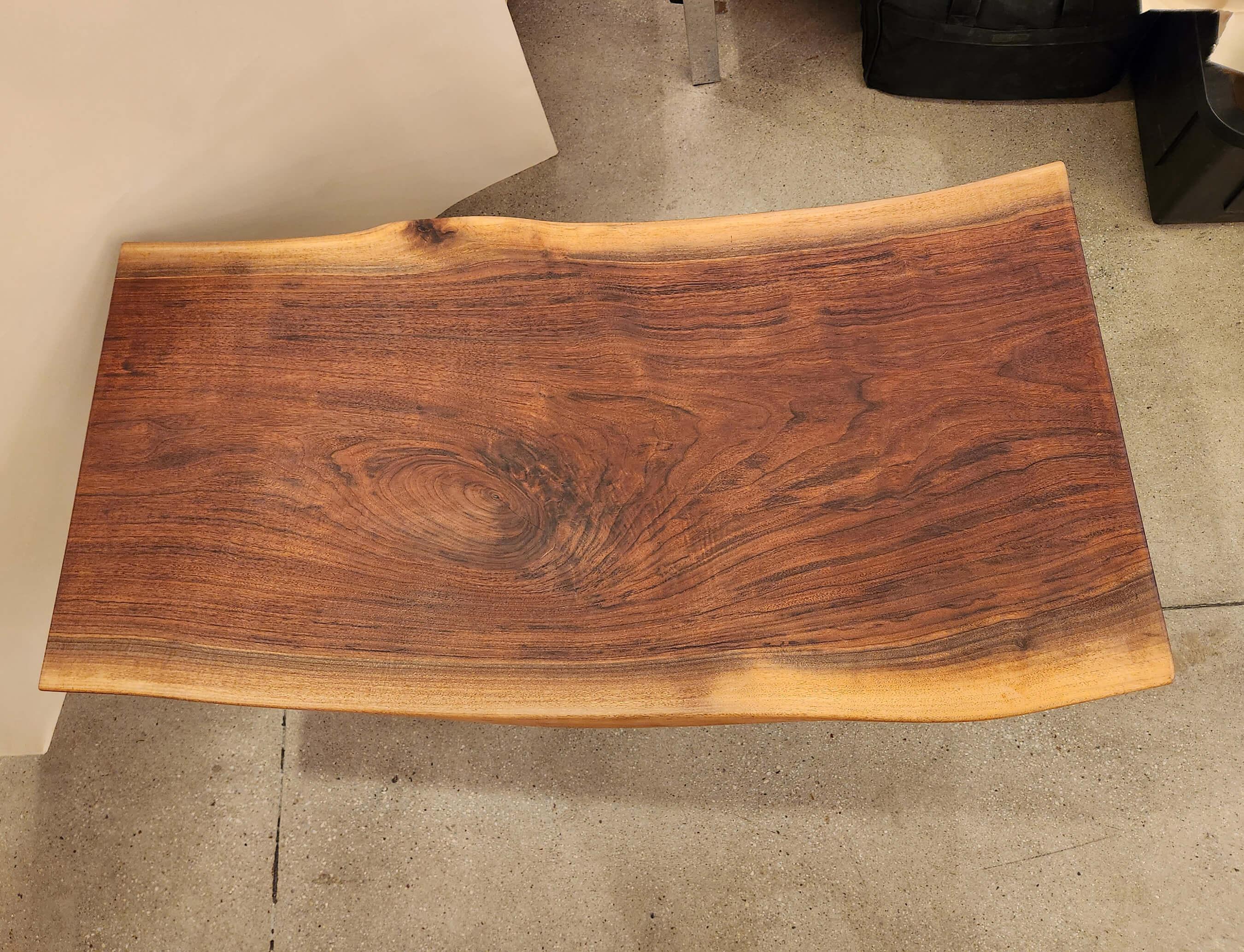 Rustique Table basse en bois de noyer avec base en métal par Creation Therrien en vente