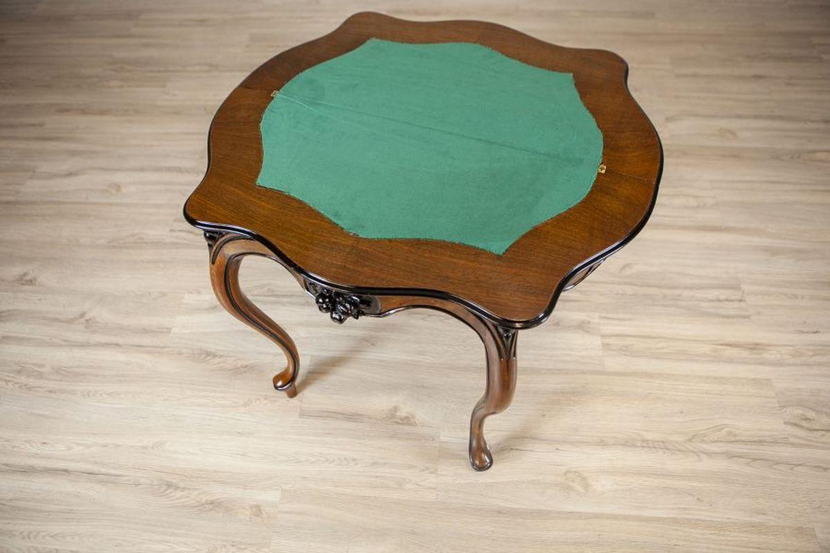 Tavolo da gioco in legno di noce e impiallacciato della fine del XIX secolo in vendita 1